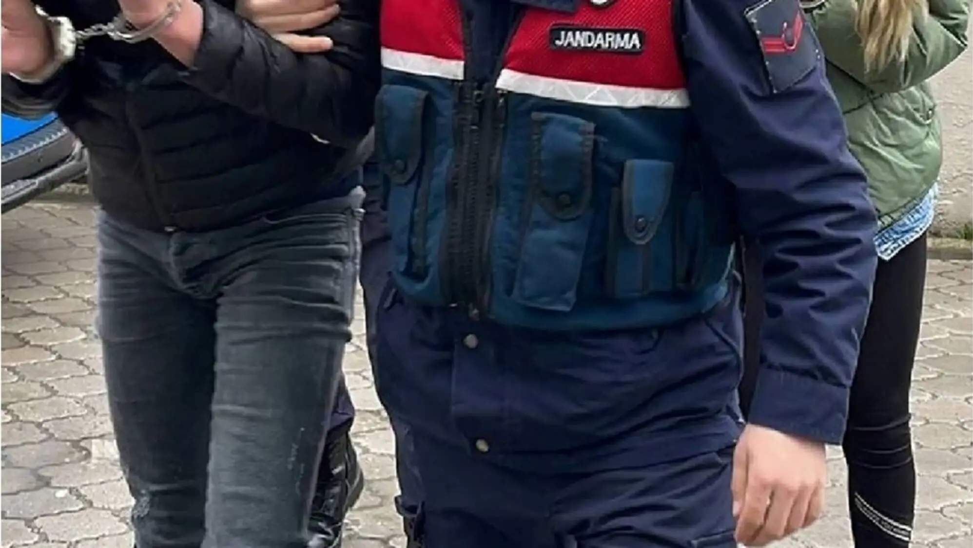 İstanbul Altın Rafinerisi operasyonu sırasında gözaltına alınan bir kişi.
