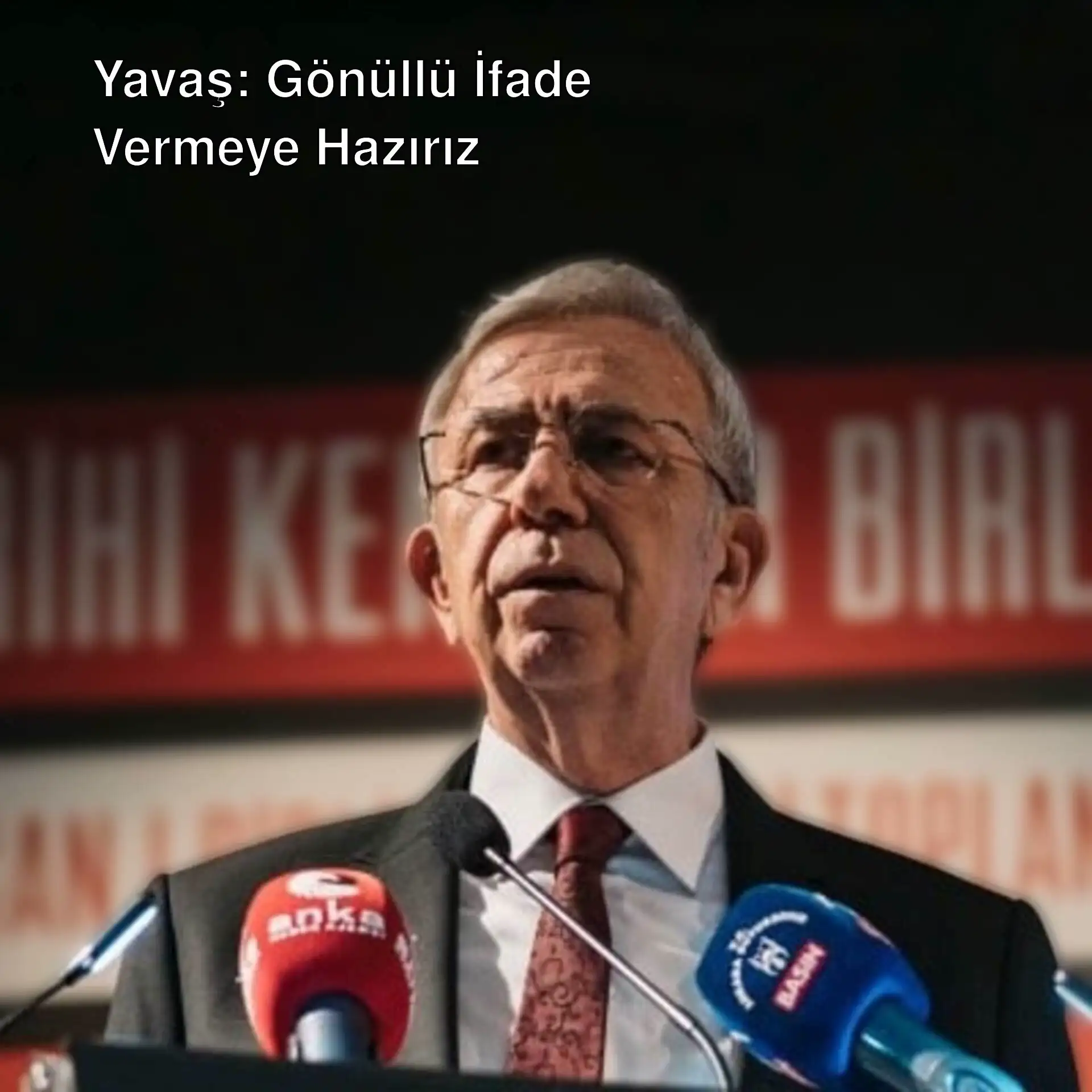 Mansur Yavaş, mikrofonlara konuşuyor.