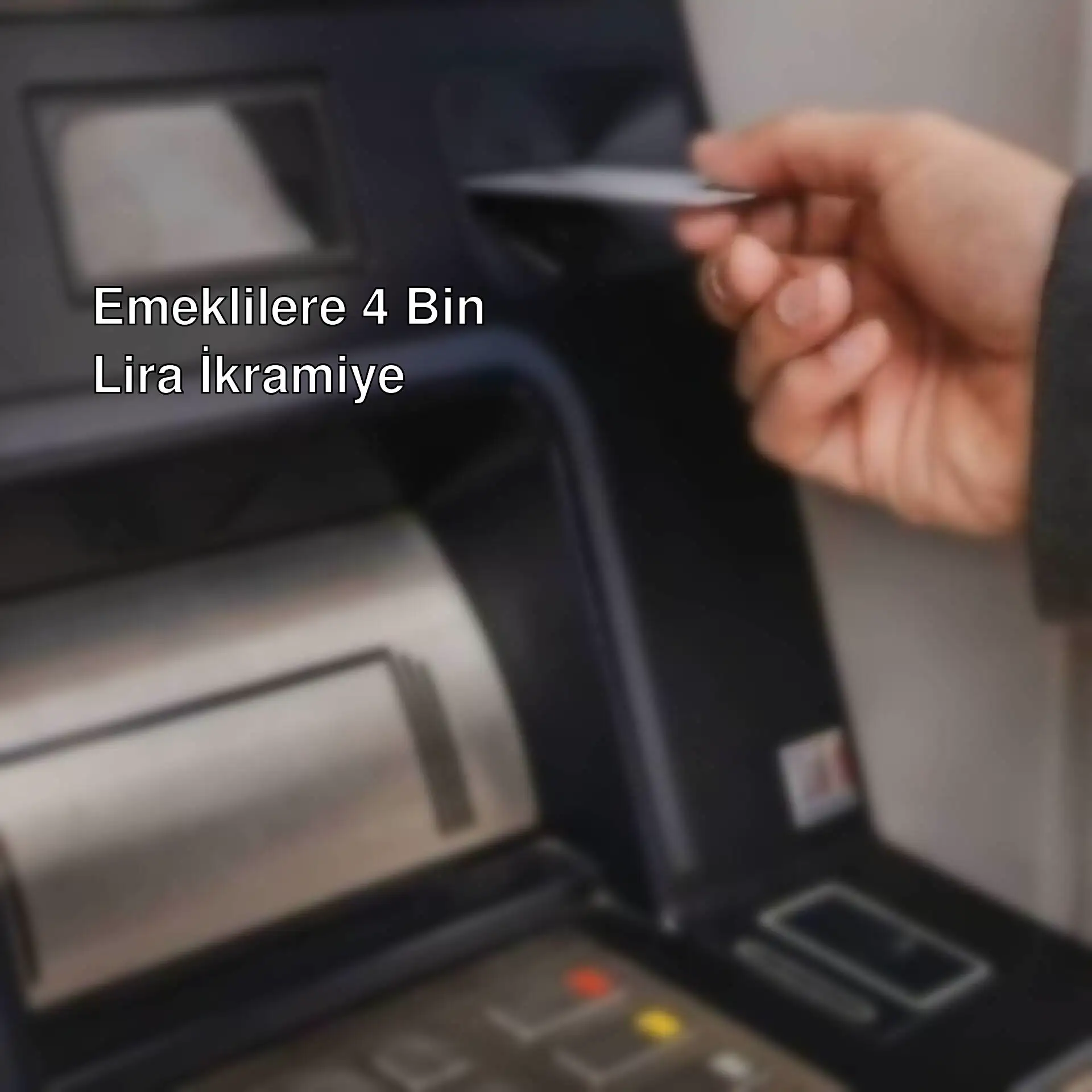 Bir el ATM'ye kart sokuyor.