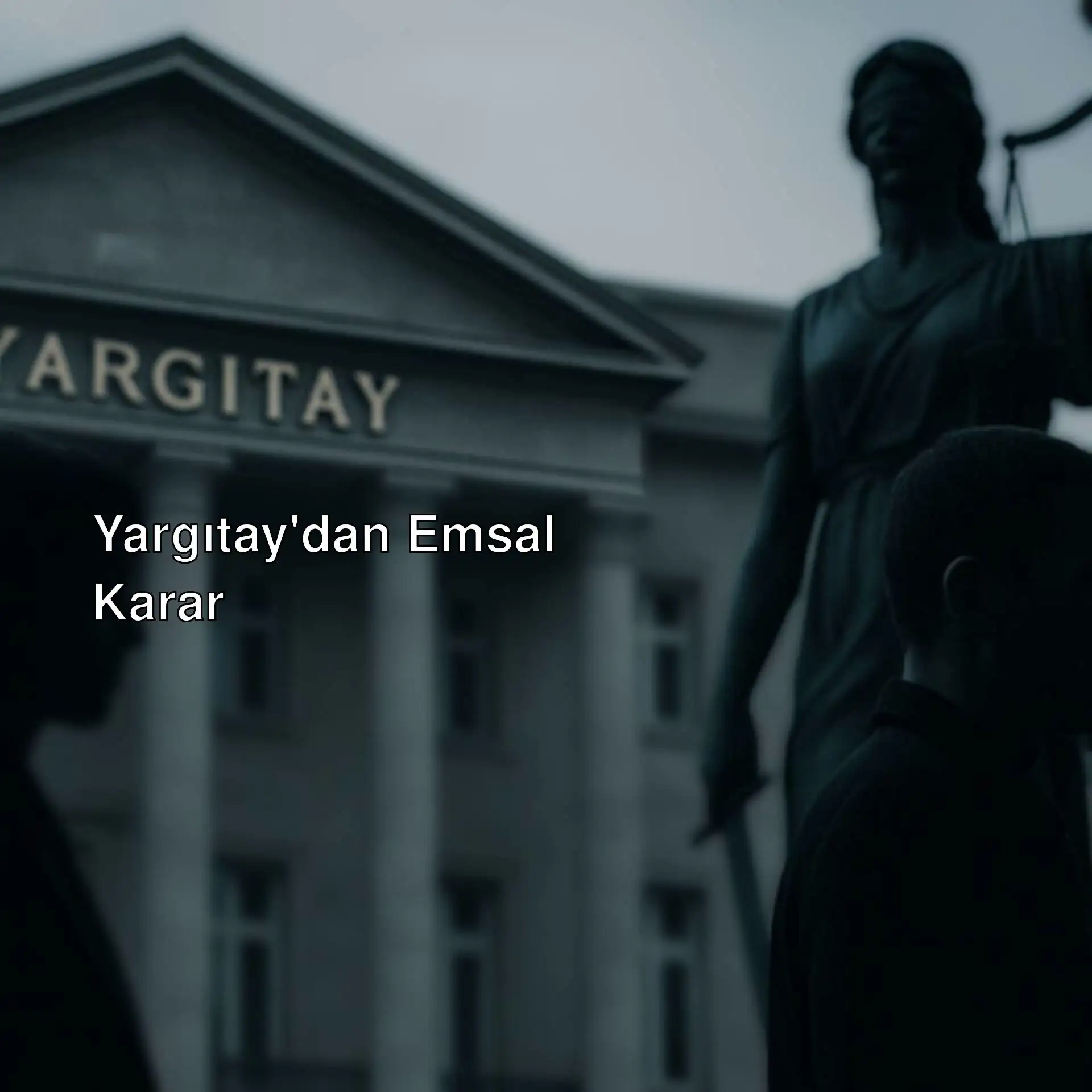 Bir grup insan bir binanın önünde duruyor.