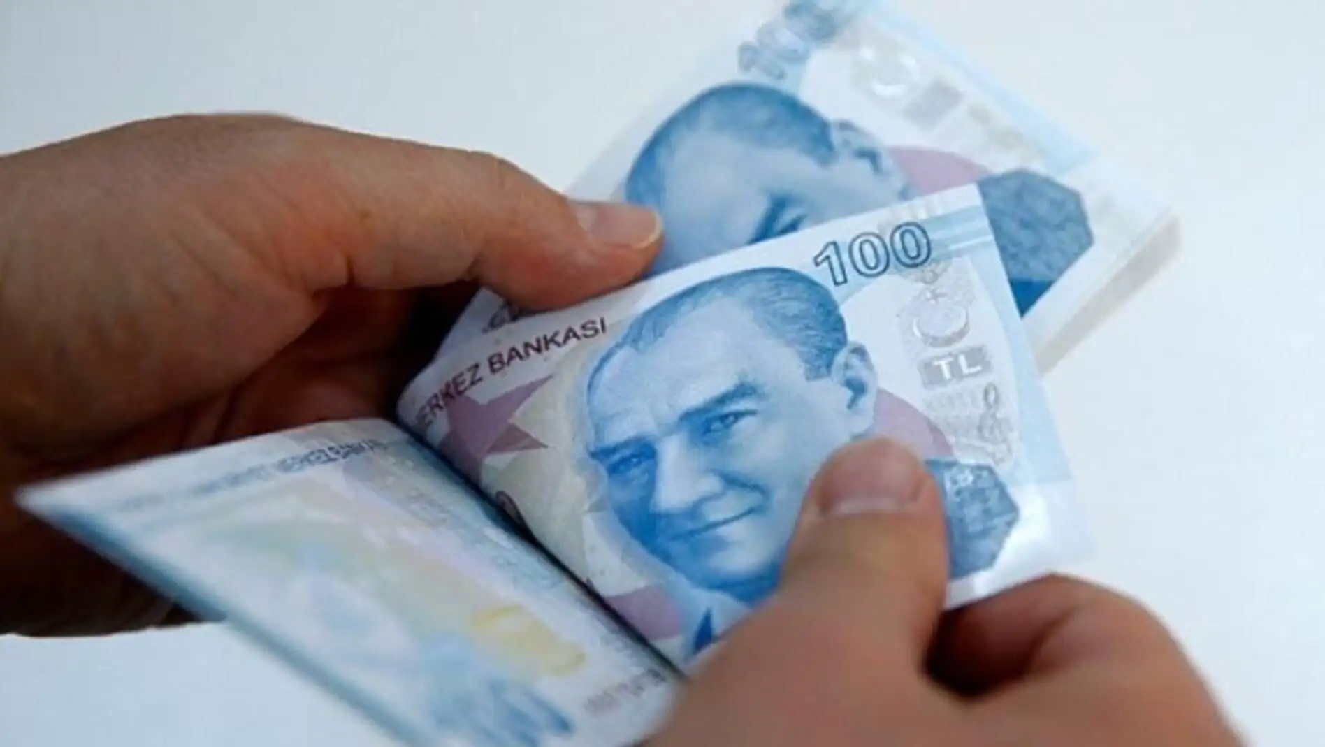 Bir kişinin Türk parası tutması.
