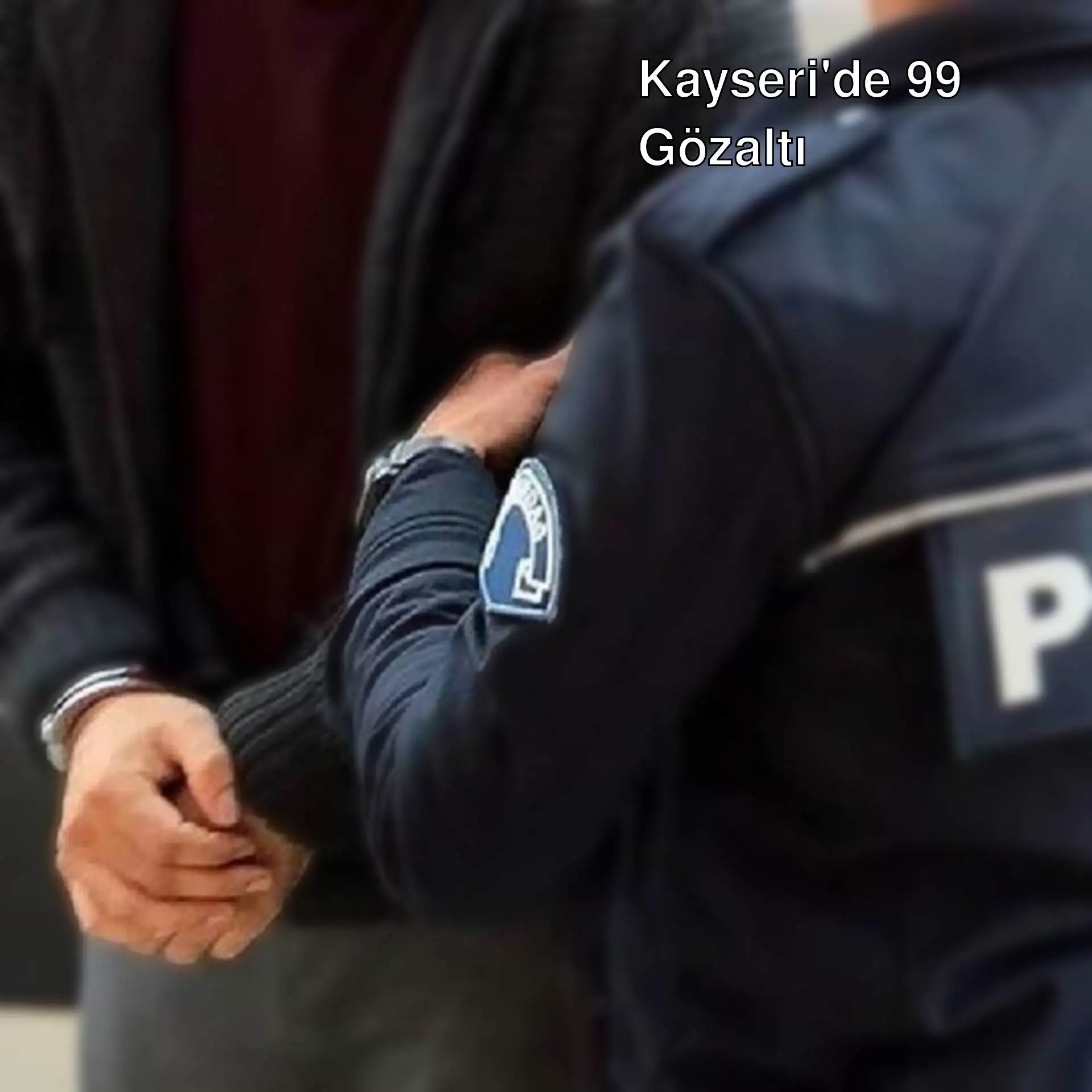 Kayseri'de polis operasyonu sırasında bir adamın polis memurunun elini tuttuğu an.