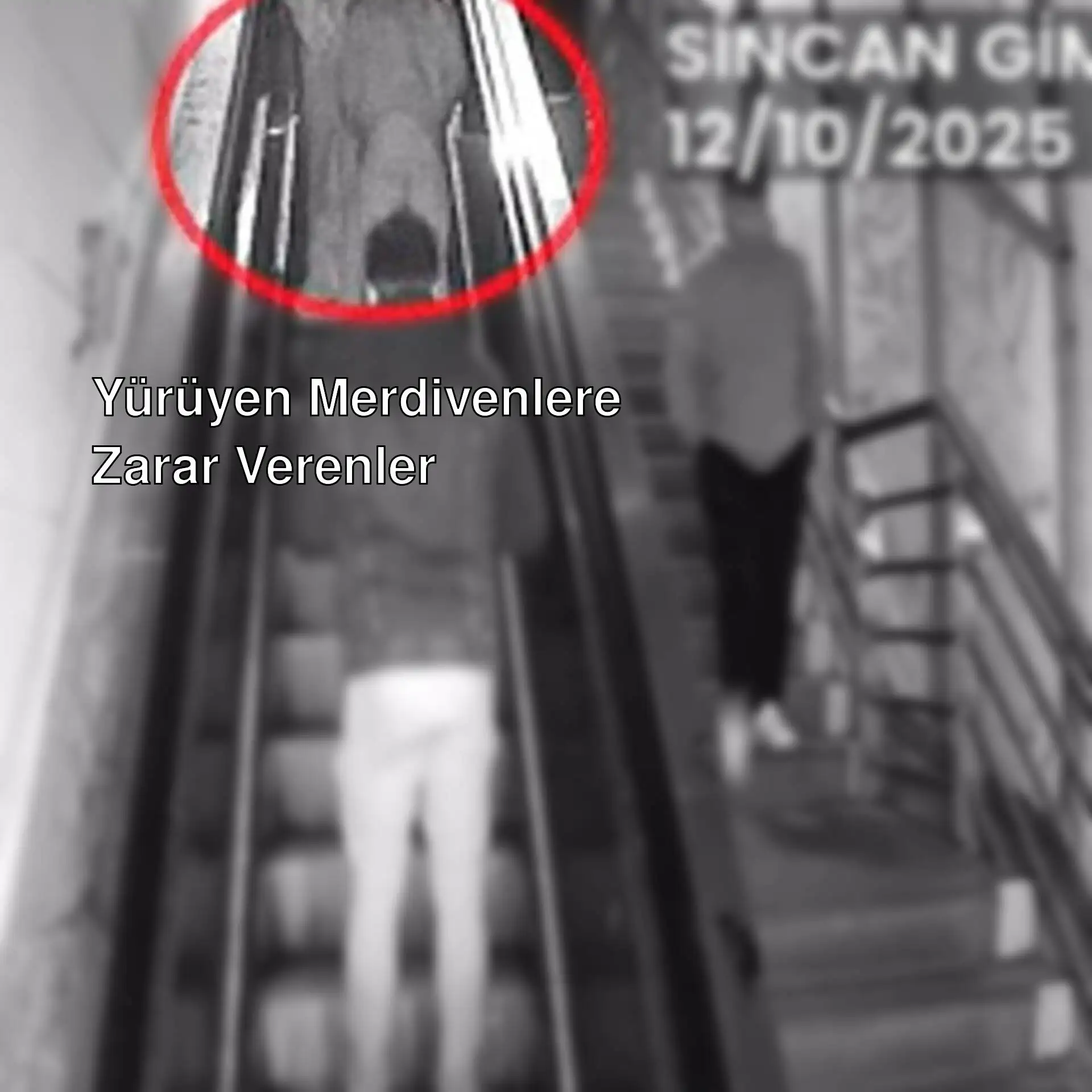 Yürüyen merdivende bir adam Yürüyen merdivende bir adam