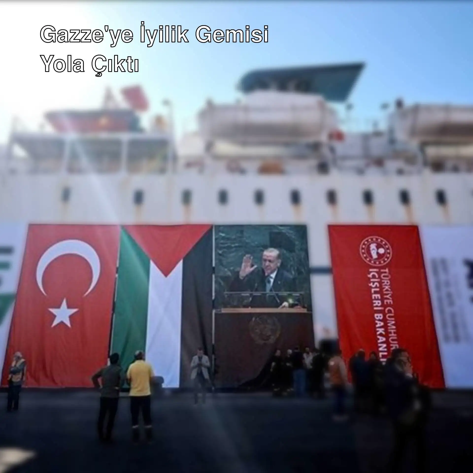 Büyük beyaz bir gemi, üzerinde bayraklarla. Büyük beyaz bir gemi, üzerinde bayraklarla.