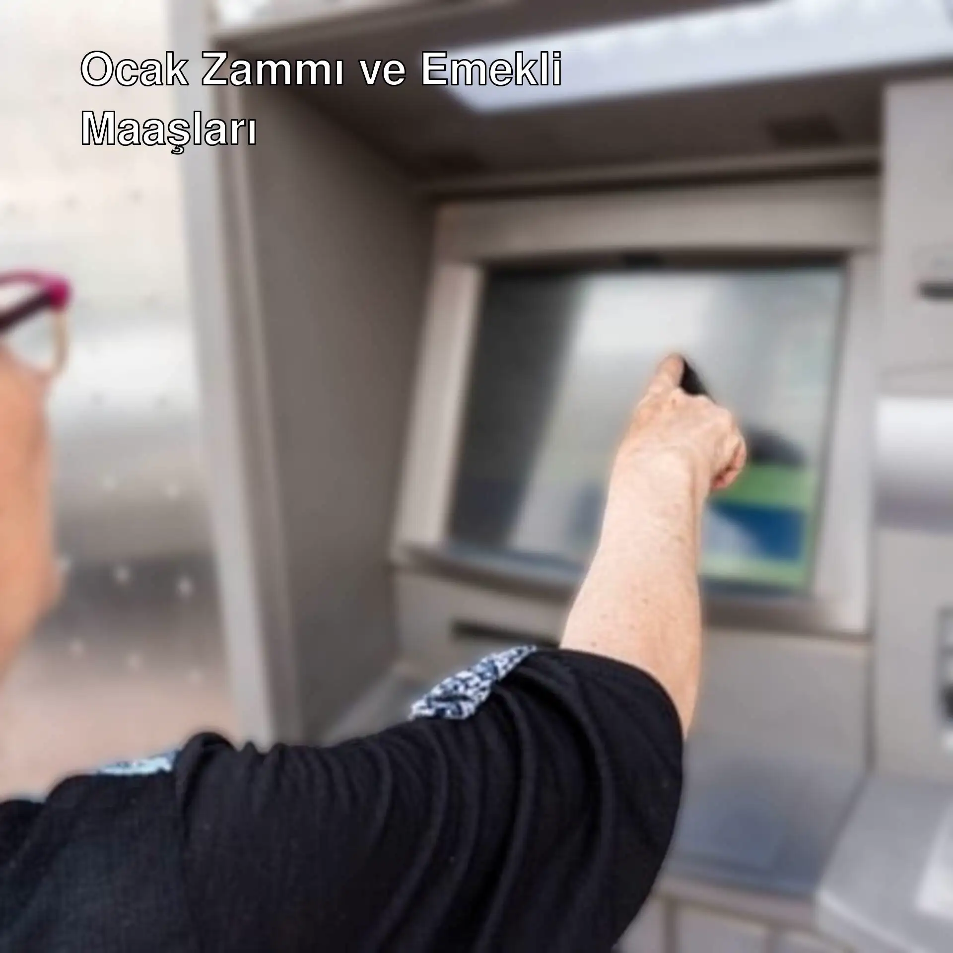 Bir kadın ATM makinesi kullanıyor. Bir kadın ATM makinesi kullanıyor.