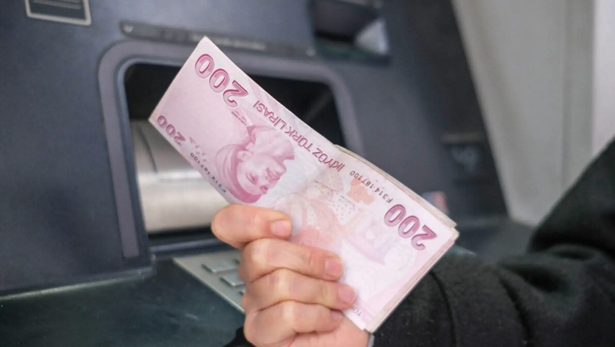 Bir el, bir deste Türk lirası tutuyor. Bir el, bir deste Türk lirası tutuyor.