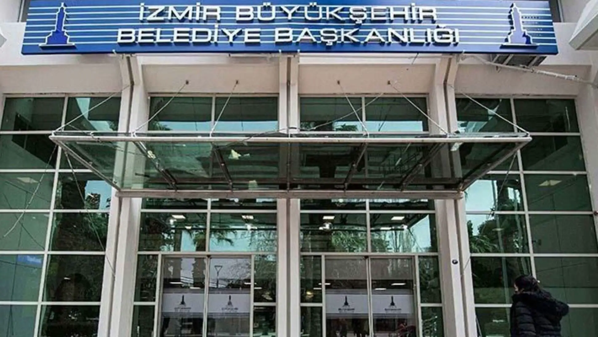 İzmir'deki yolsuzluk davasında sanıkların yargılanması devam ediyor.