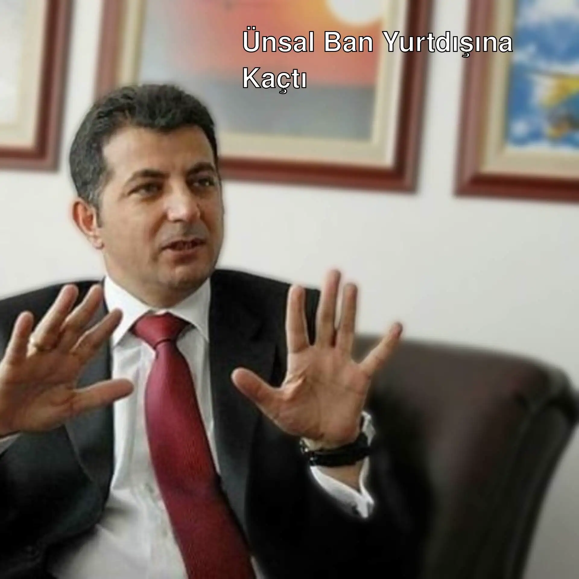 Ünsal Ban, takım elbise giymiş bir adam. Ünsal Ban, takım elbise giymiş bir adam.
