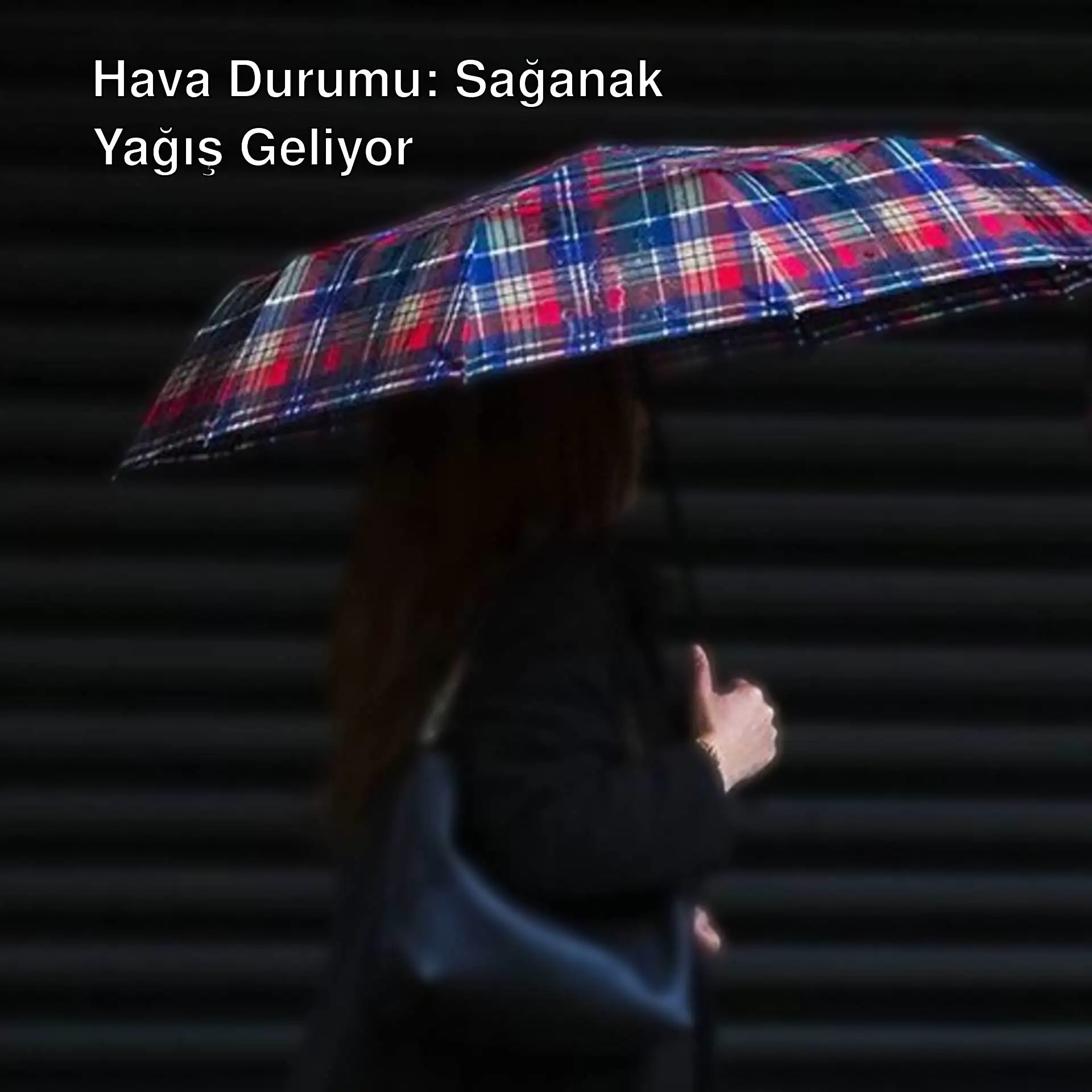 Bir kadın şemsiye tutuyor. Bir kadın şemsiye tutuyor.
