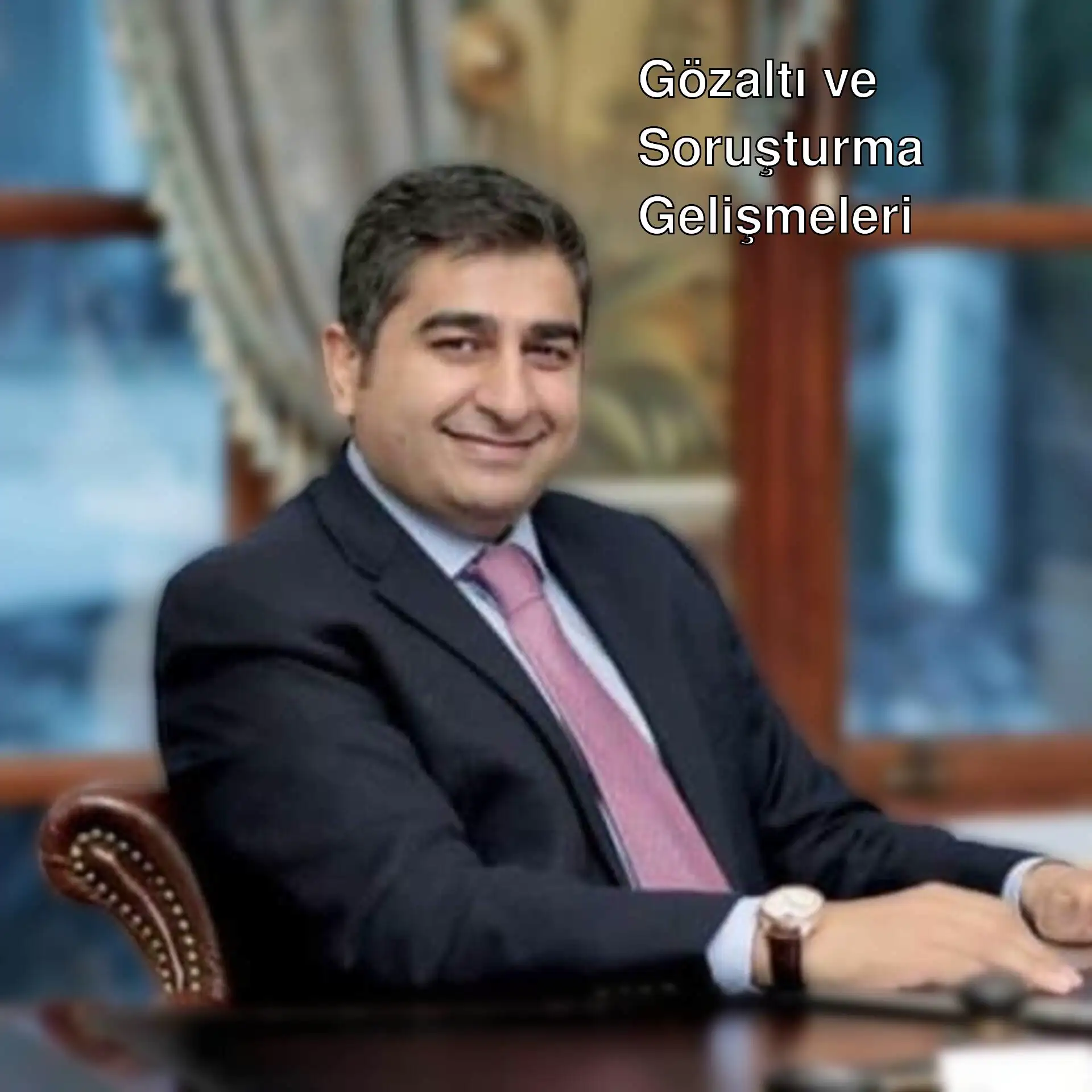 Sezgin Baran Korkmaz, masasında oturuyor. Sezgin Baran Korkmaz, masasında oturuyor.