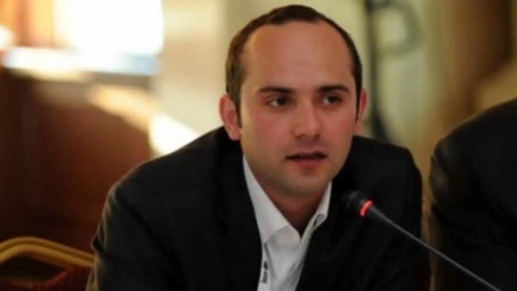 Tayfun Kahraman speaking into a microphone.