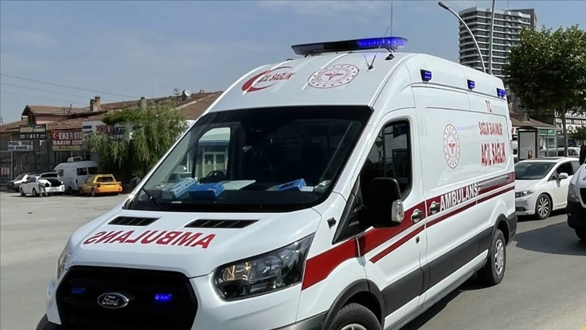 Mavi ışıkları olan beyaz bir ambulans Mavi ışıkları olan beyaz bir ambulans