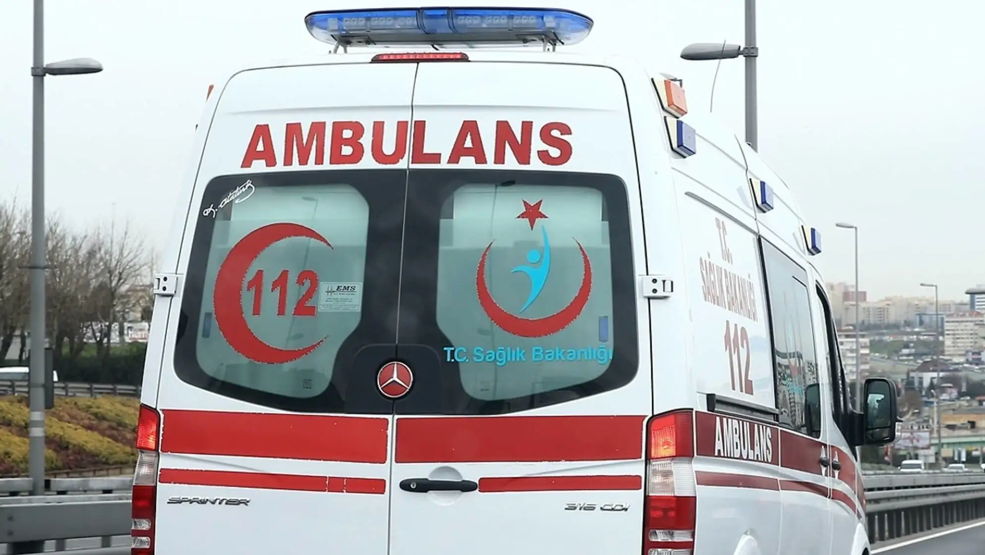 Beyaz ve kırmızı bir ambulans Beyaz ve kırmızı bir ambulans