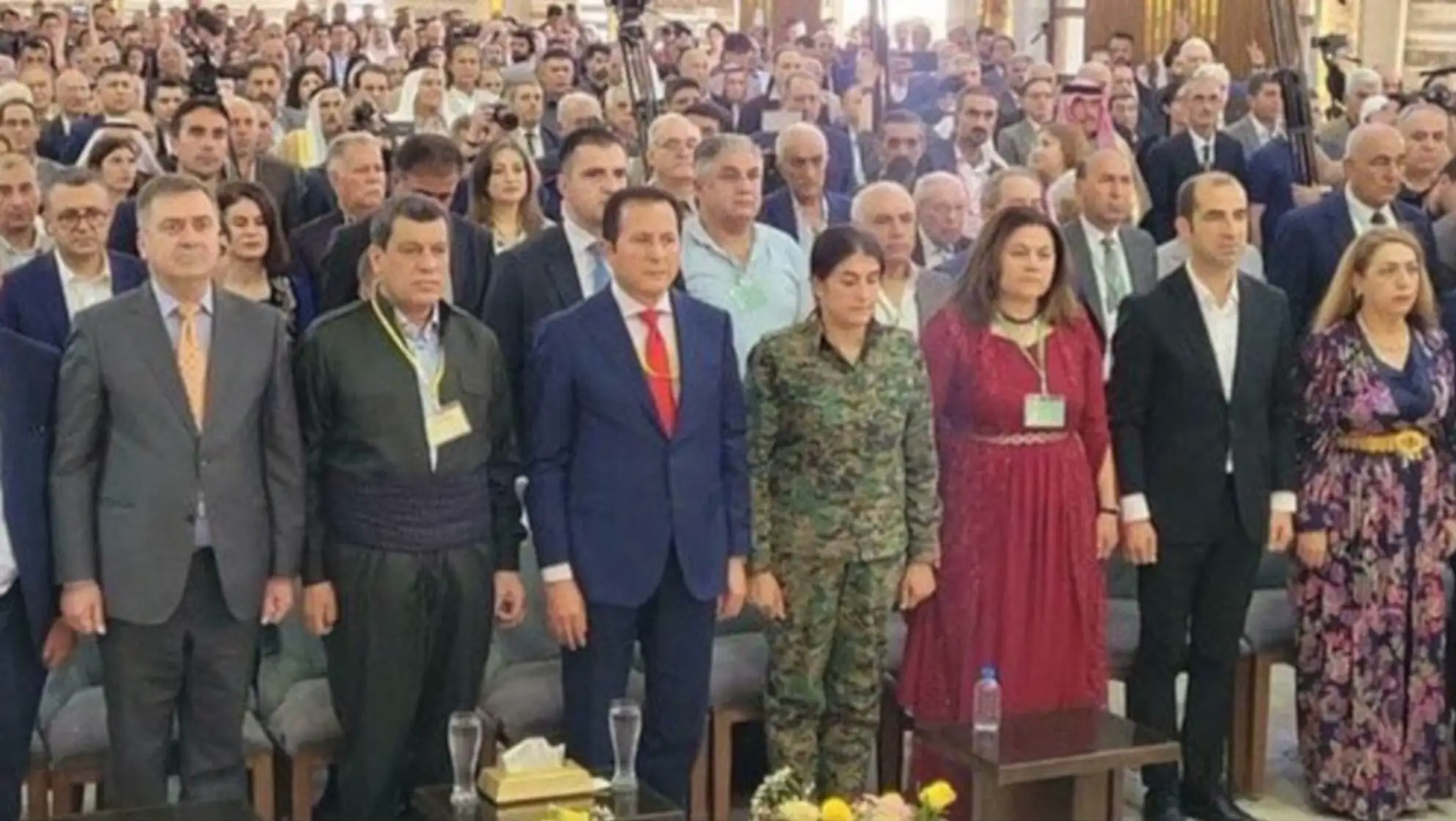 Bir grup insan bir odada duruyor. Bir grup insan bir odada duruyor.