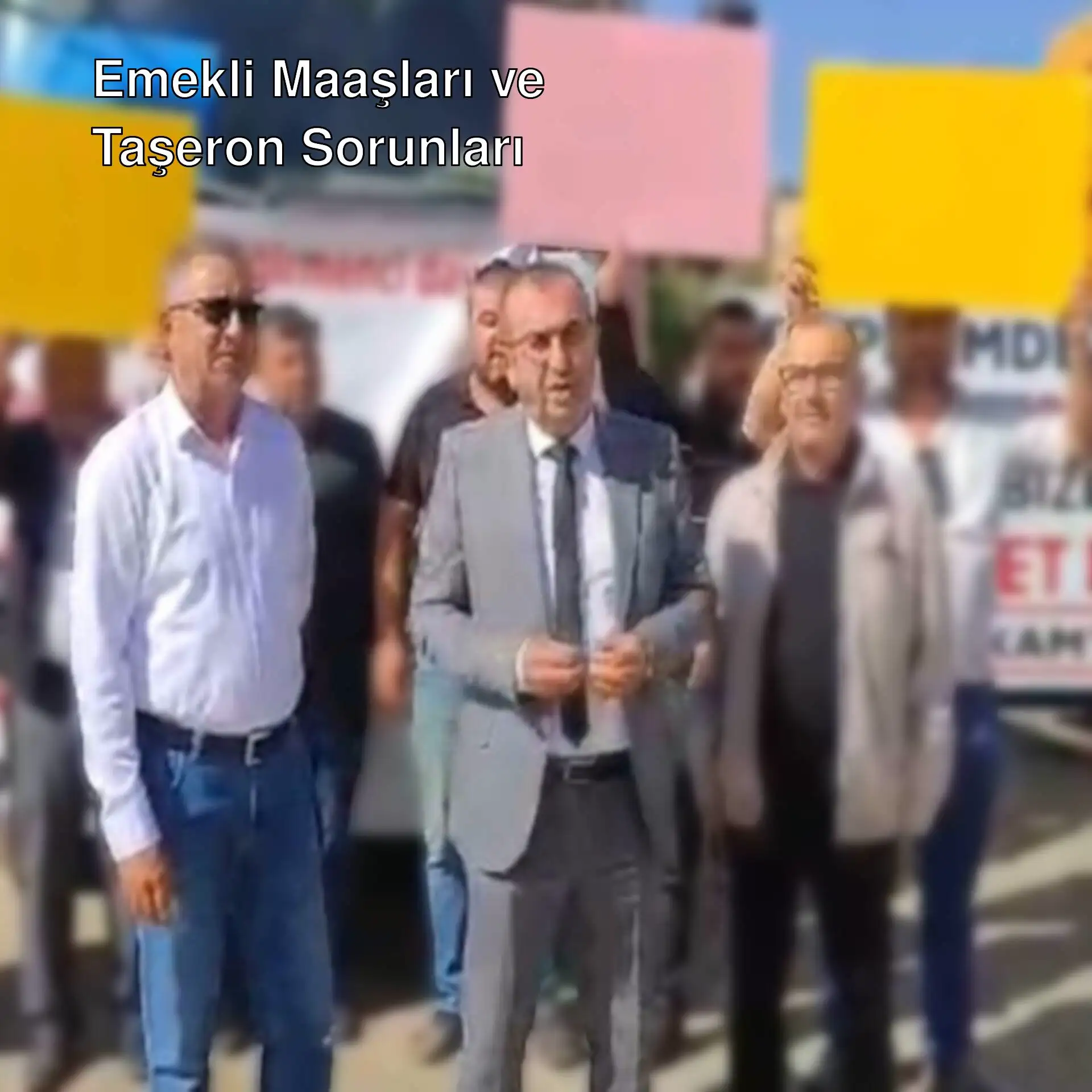 Bir grup insan pankart tutuyor. Bir grup insan pankart tutuyor.