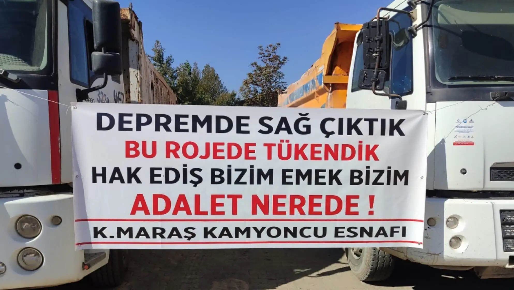 Bir kamyon üzerindeki bir pankart. Bir kamyon üzerindeki bir pankart.