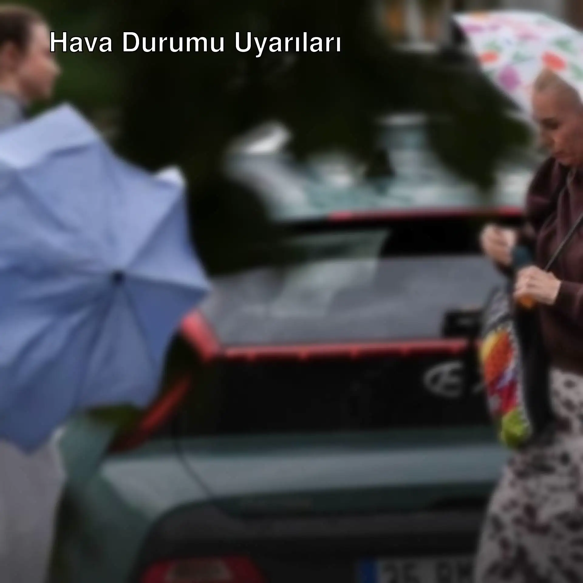 Bir kadın şemsiye tutarak yürürken. Bir kadın şemsiye tutarak yürürken.