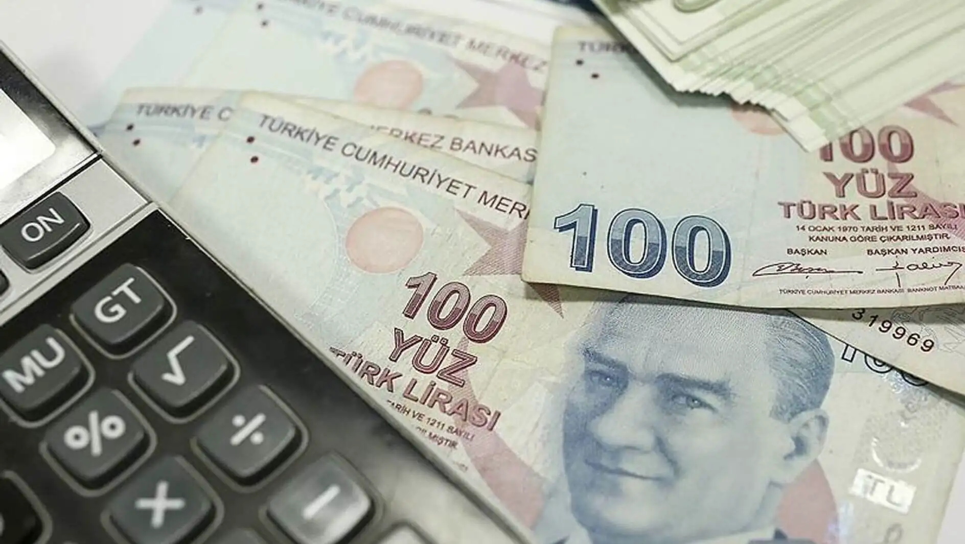 Bir hesap makinesi ve para. Bir hesap makinesi ve para.