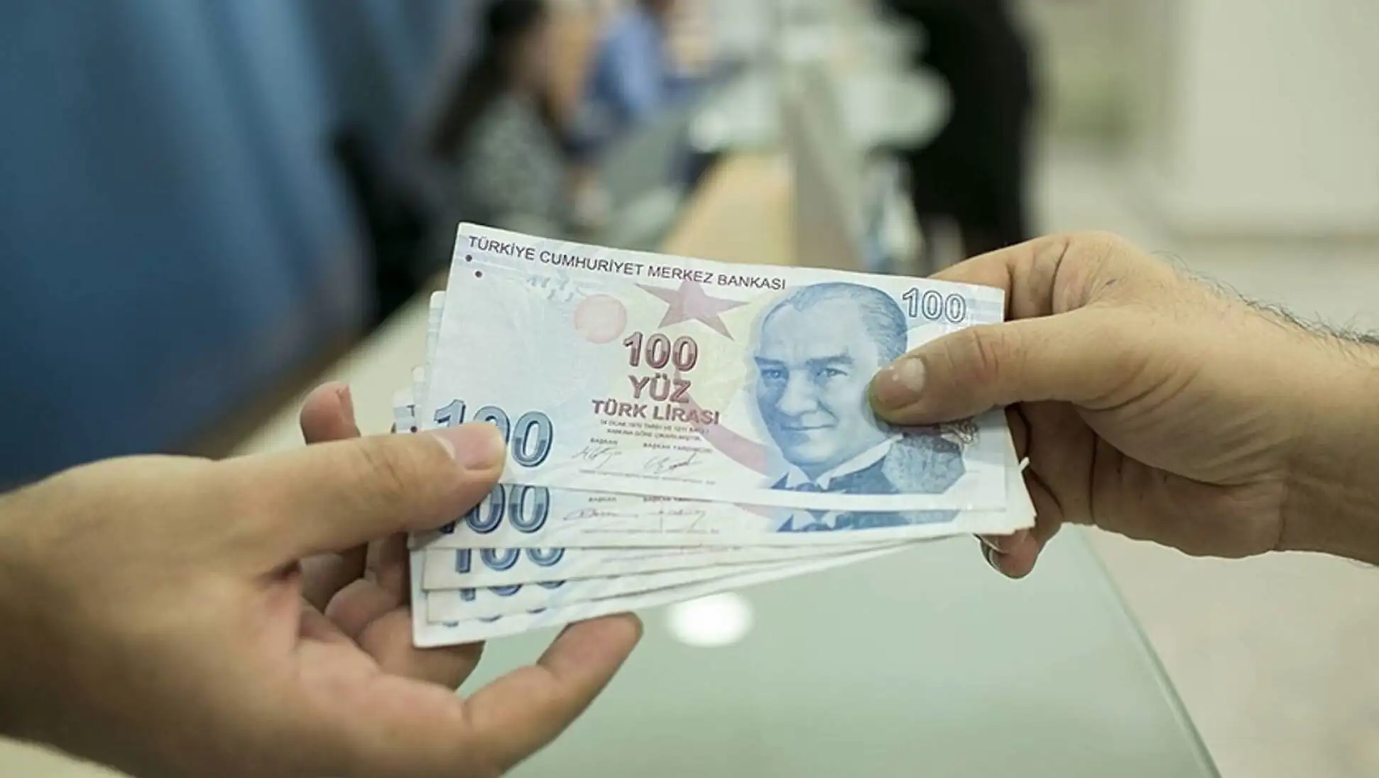Bir elin Türk lira tuttuğu görüntü. Bir elin Türk lira tuttuğu görüntü.