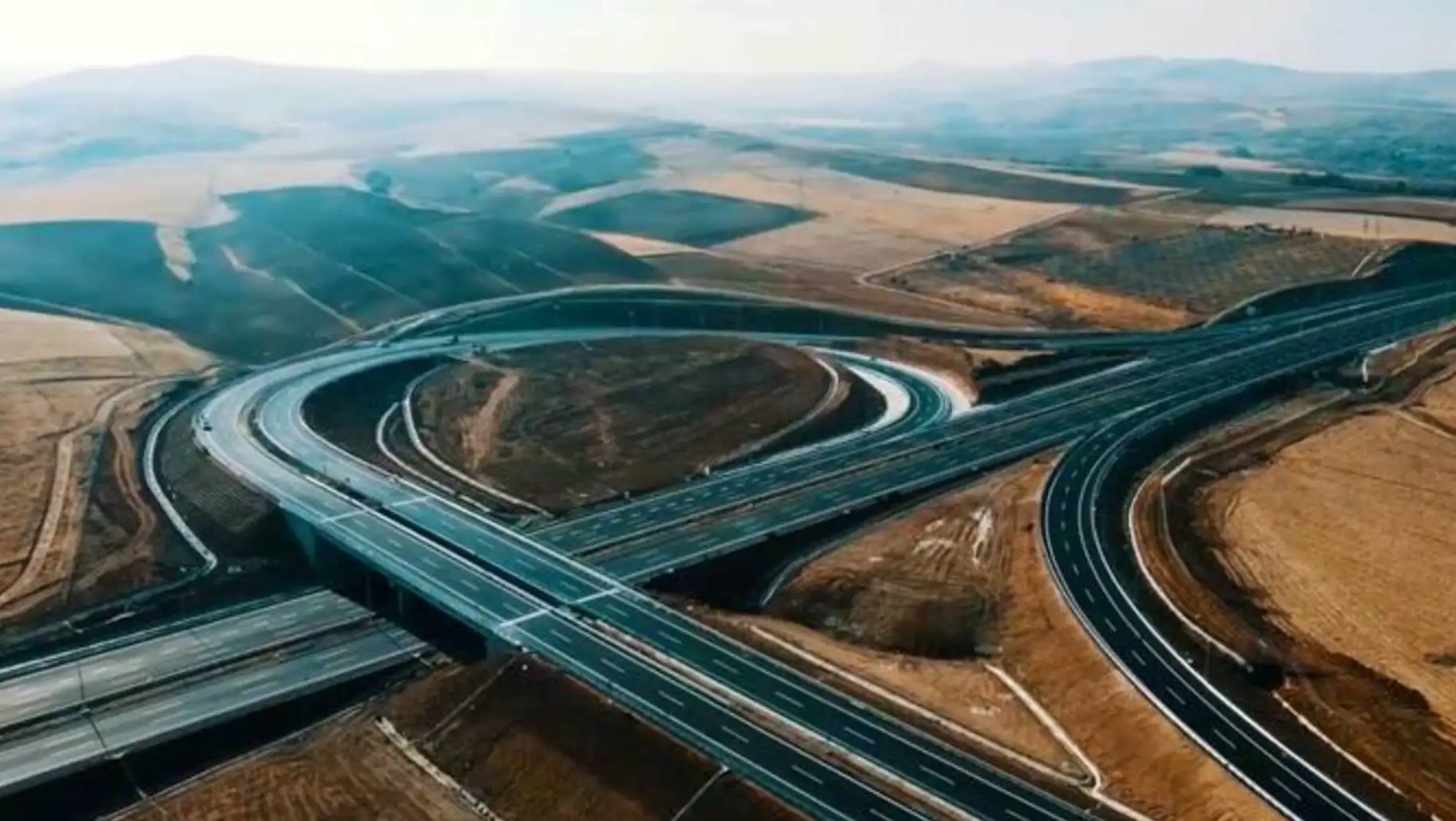 Ulaştırma Bakanı Uraloğlu, ulaşım projeleri hakkında bilgi veriyor. Ulaştırma Bakanı Uraloğlu, ulaşım projeleri hakkında bilgi veriyor.