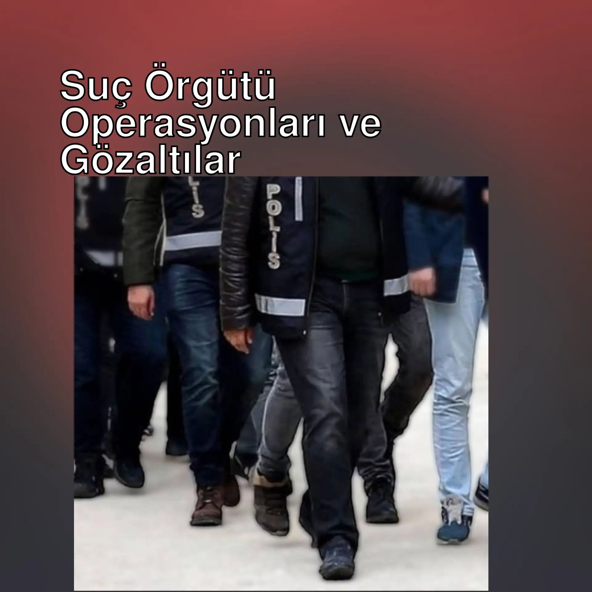 İstanbul'da suç örgütü operasyonu sırasında yürüyen bir grup insan. İstanbul'da suç örgütü operasyonu sırasında yürüyen bir grup insan.