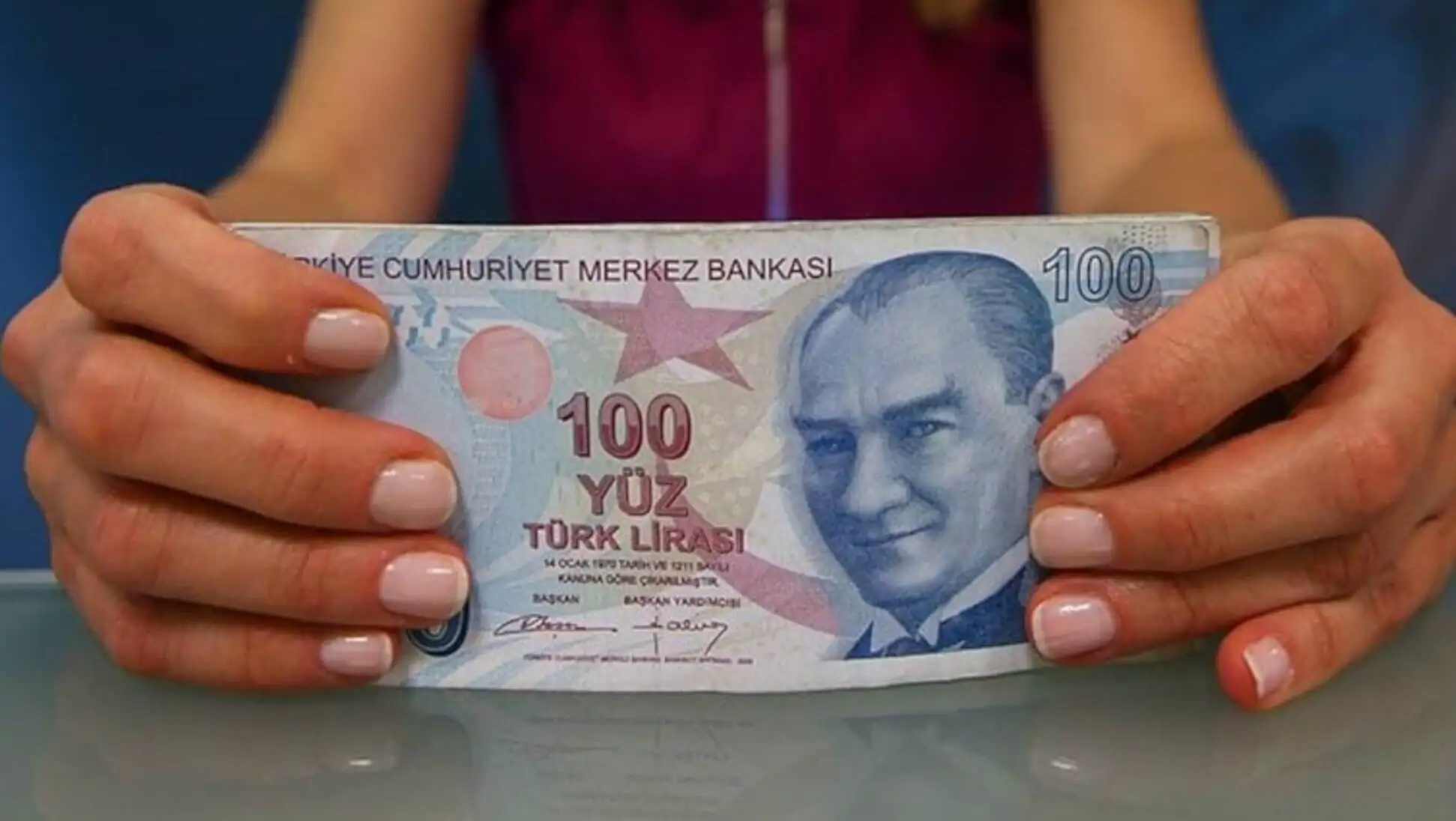 Bir kişinin para tutması. Emekli maaşları ve asgari ücretle ilgili haberler. Bir kişinin para tutması. Emekli maaşları ve asgari ücretle ilgili haberler.