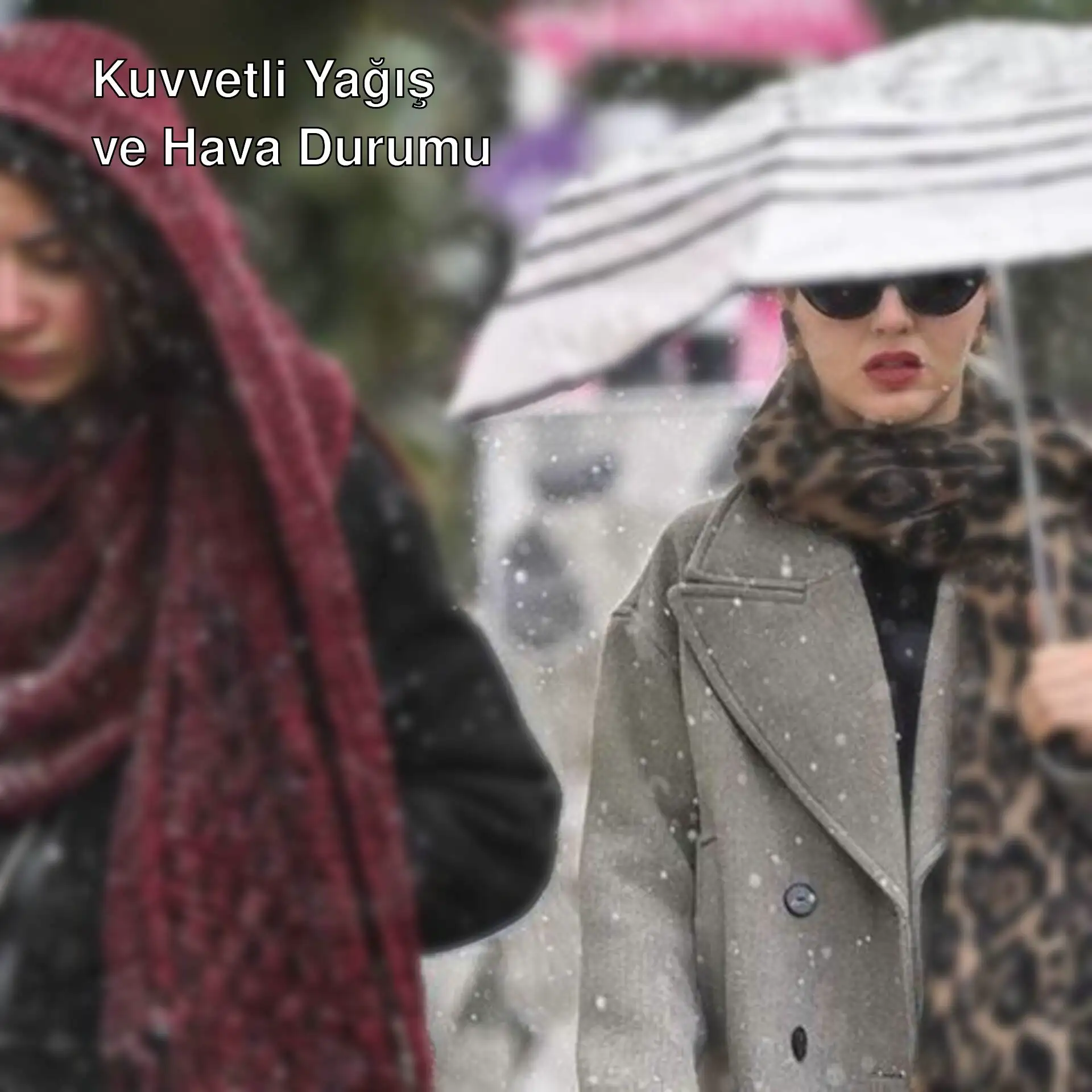 İstanbul'da yağmur altında yürüyen insanlar.