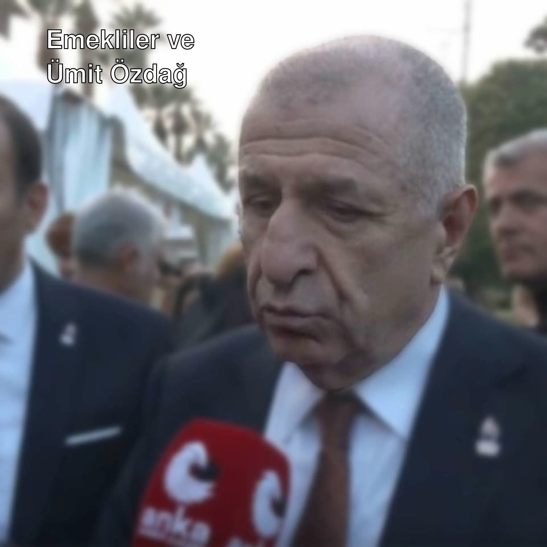 Ümit Özdağ, mikrofonla konuşuyor. Ümit Özdağ, mikrofonla konuşuyor.