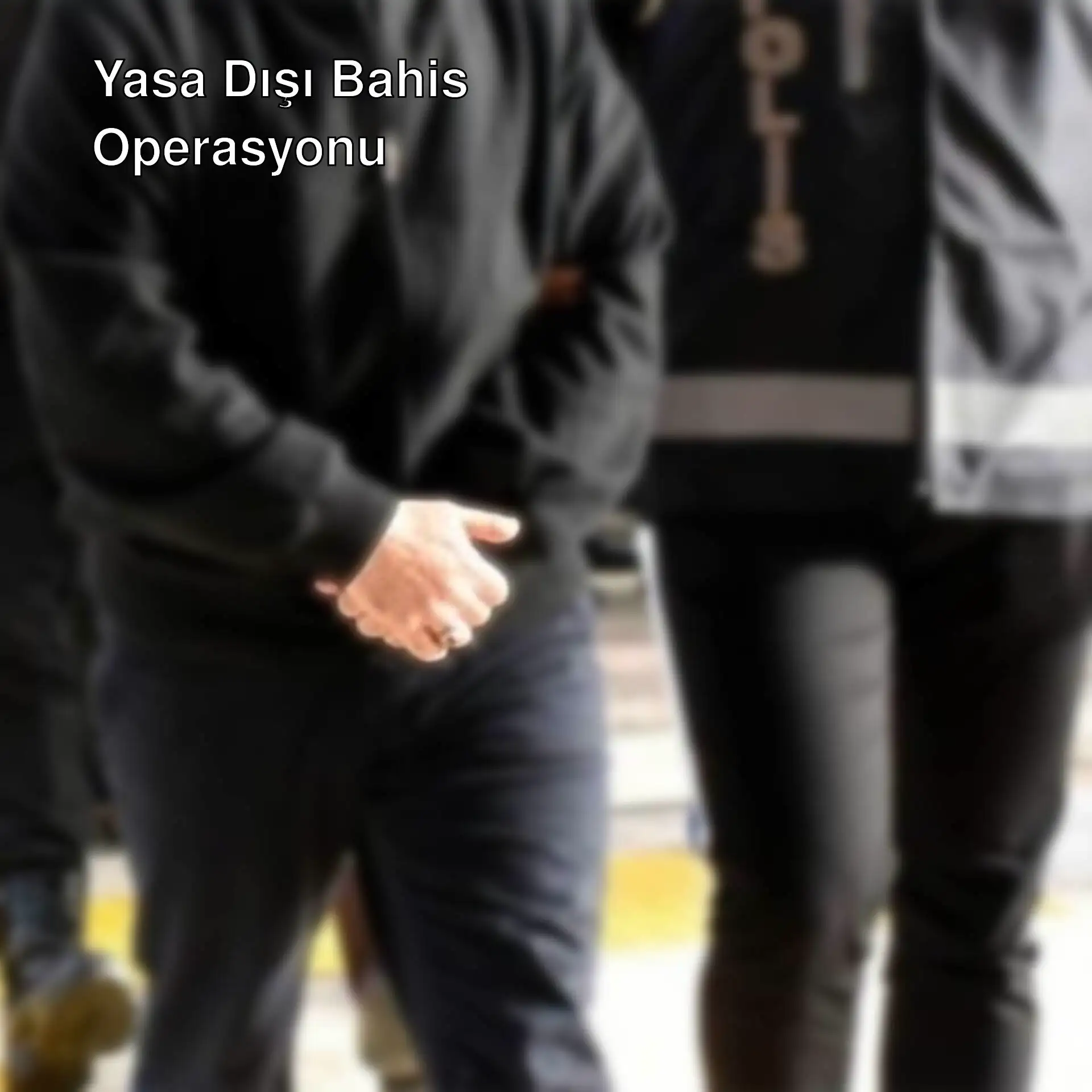 Yolyemezler çetesine yönelik yapılan operasyonda gözaltına alınan bir kişi. Yolyemezler çetesine yönelik yapılan operasyonda gözaltına alınan bir kişi.