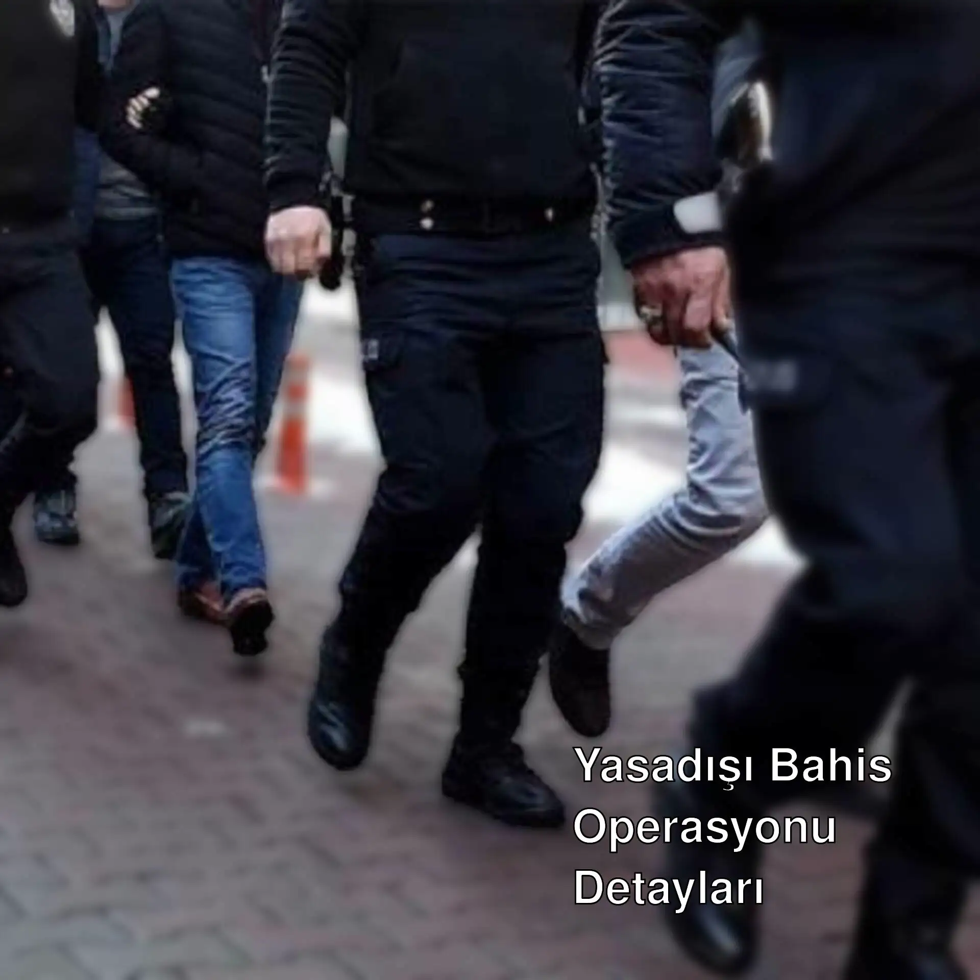 Yolyemezler çetesi operasyonu sırasında bir grup insan yürürken.