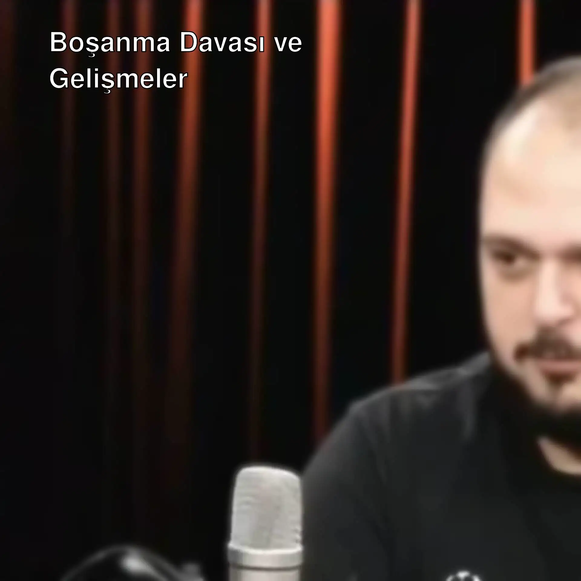 Boğaç Soydemir mikrofonun önünde oturuyor. Boğaç Soydemir mikrofonun önünde oturuyor.