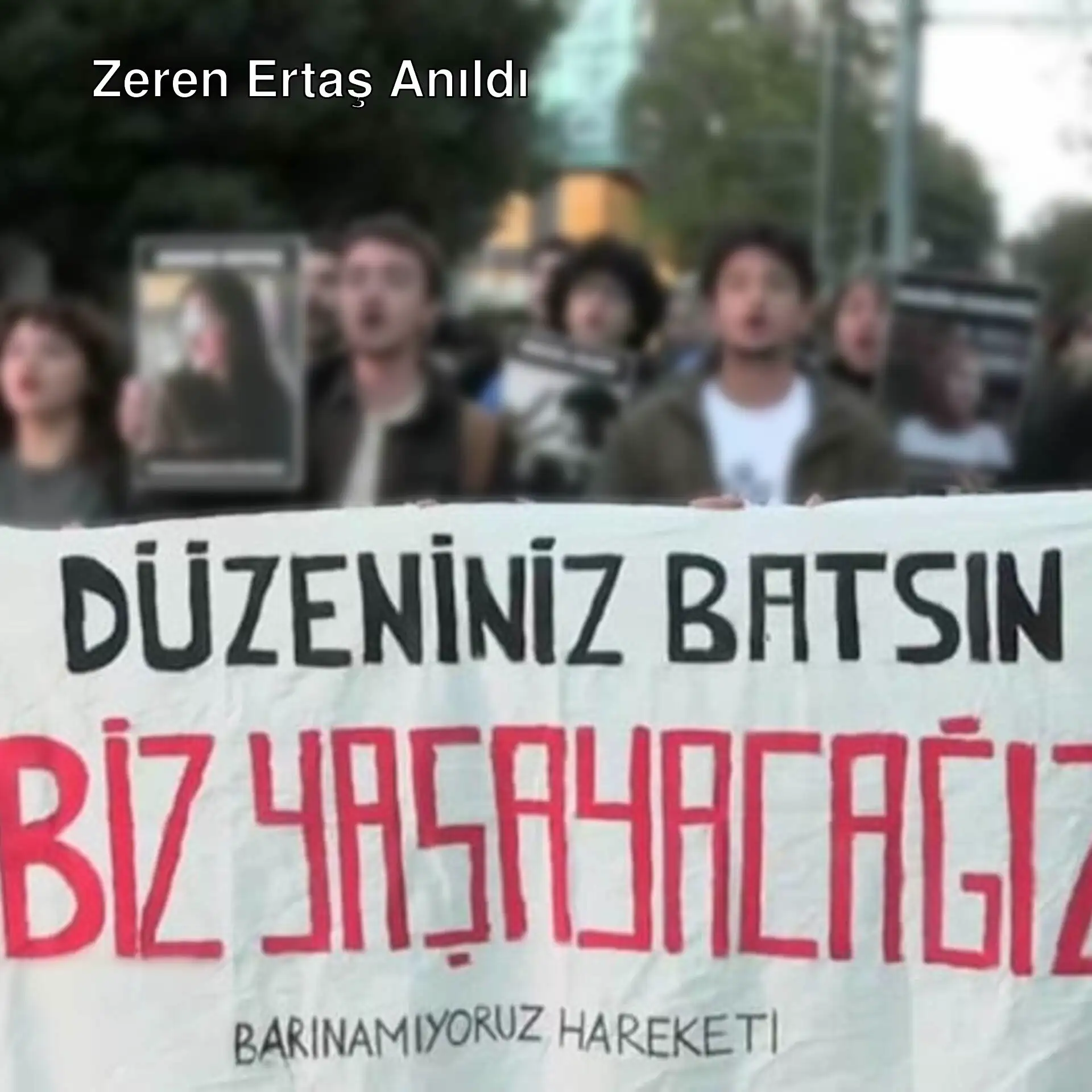 Bir grup insan pankart tutuyor. Bir grup insan pankart tutuyor.