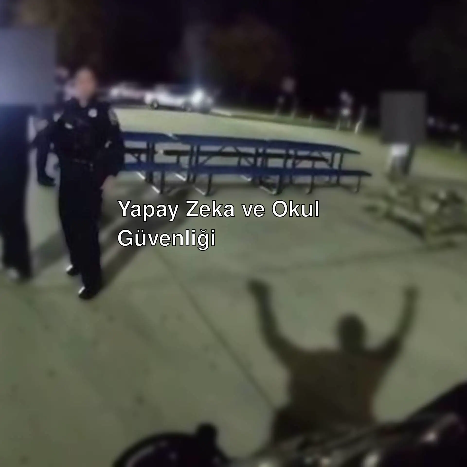 Bir grup insanın yanında duran bir polis memuru. Bir grup insanın yanında duran bir polis memuru.