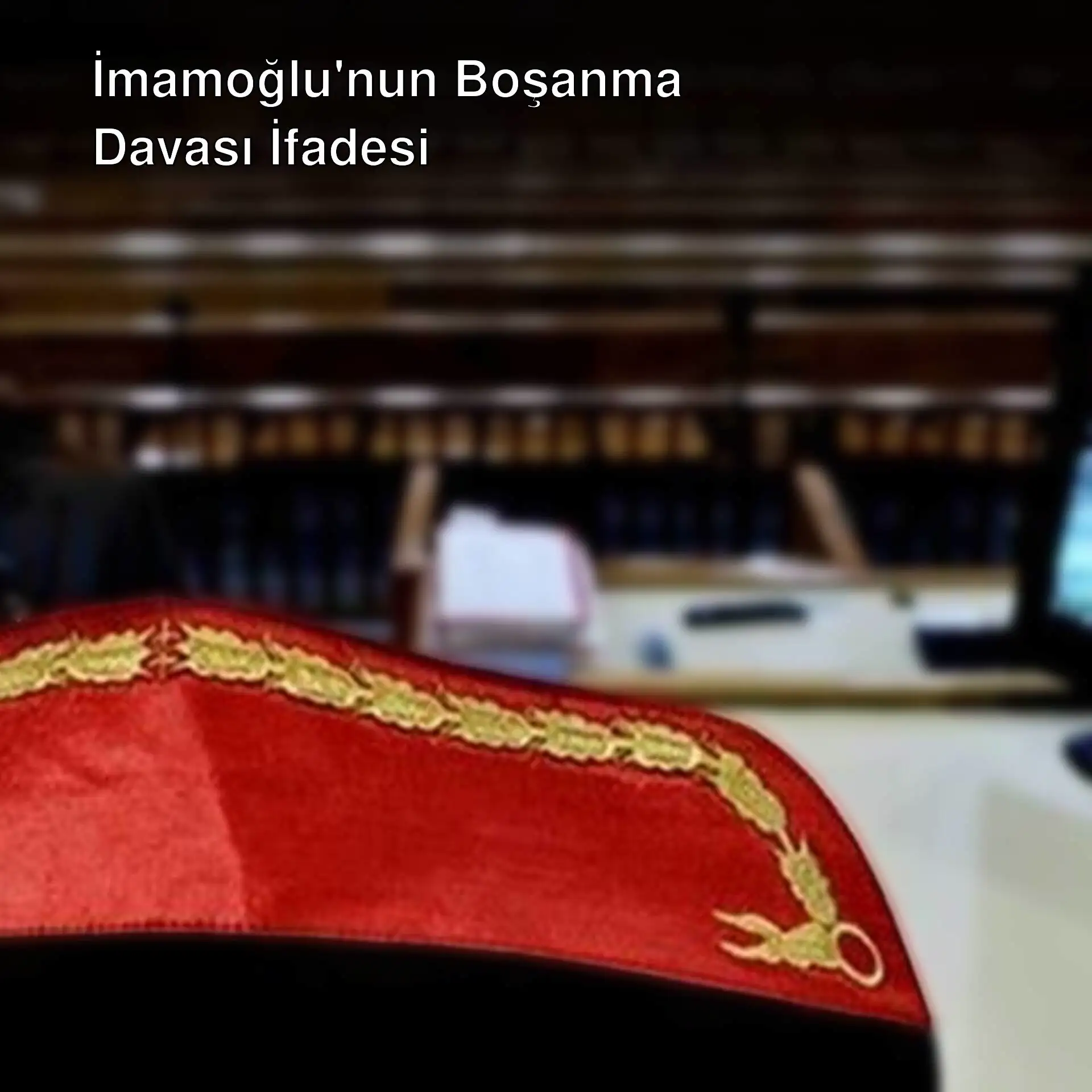 Ekrem İmamoğlu bir podiumda oturuyor. Ekrem İmamoğlu bir podiumda oturuyor.