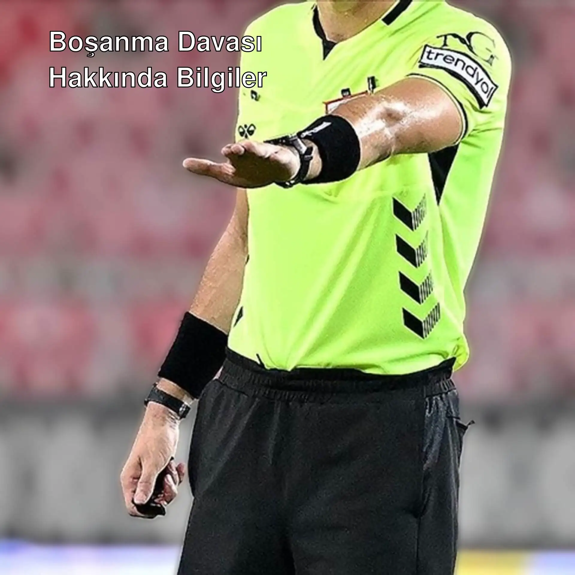 Bir futbol hakemi elini uzatmış. Bir futbol hakemi elini uzatmış.