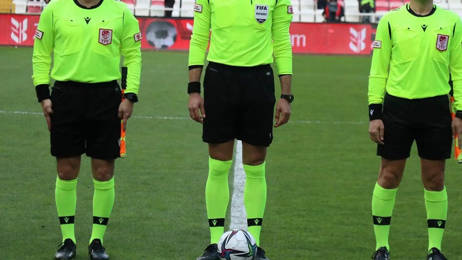 Futbolcular bir sahada duruyor. Futbolcular bir sahada duruyor.