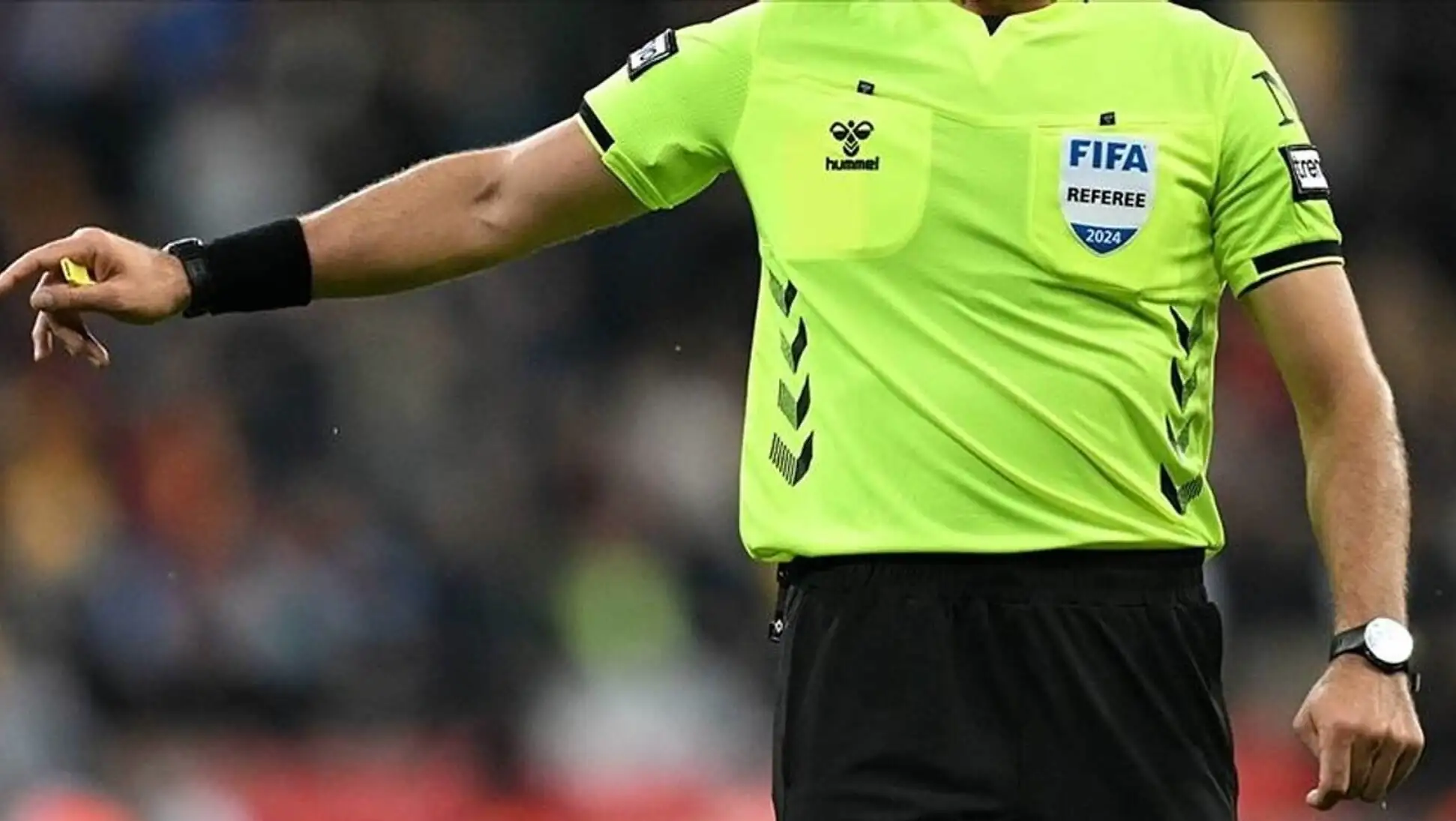 Bir futbol hakemi top tutuyor. Bir futbol hakemi top tutuyor.