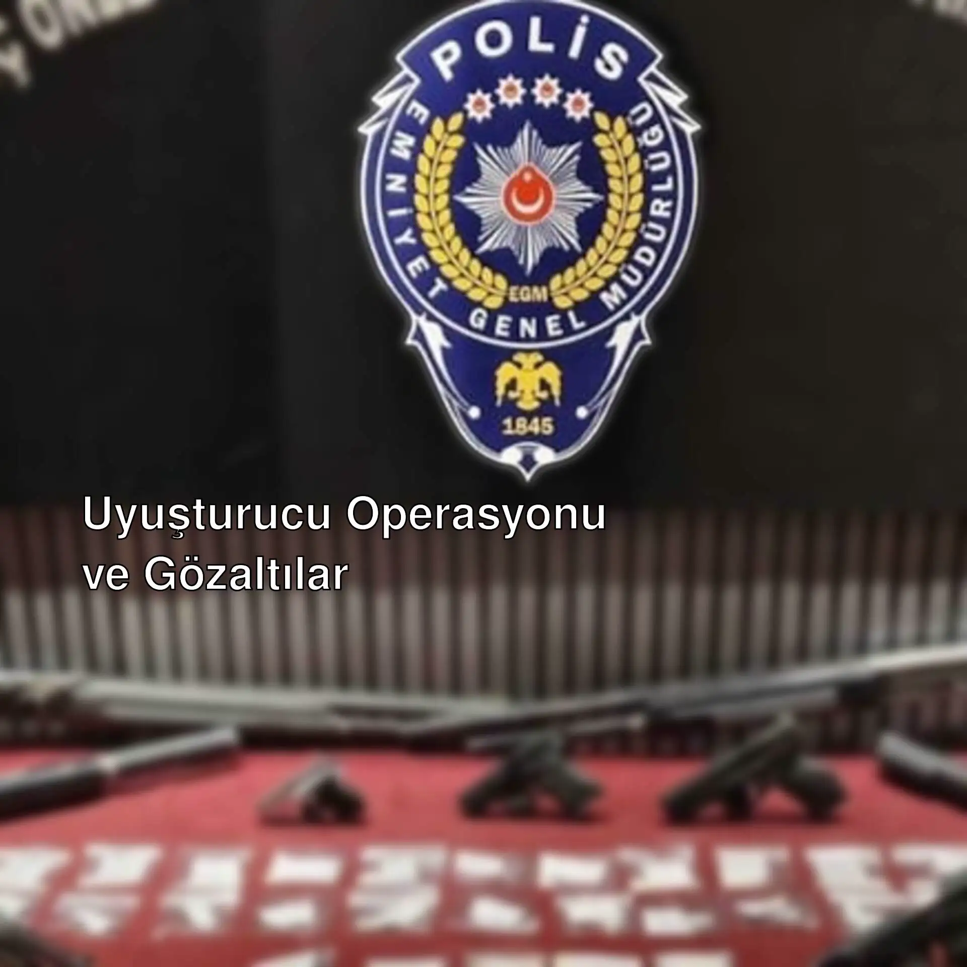 Uyuşturucu operasyonu sırasında ele geçirilen silahlar. Uyuşturucu operasyonu sırasında ele geçirilen silahlar.