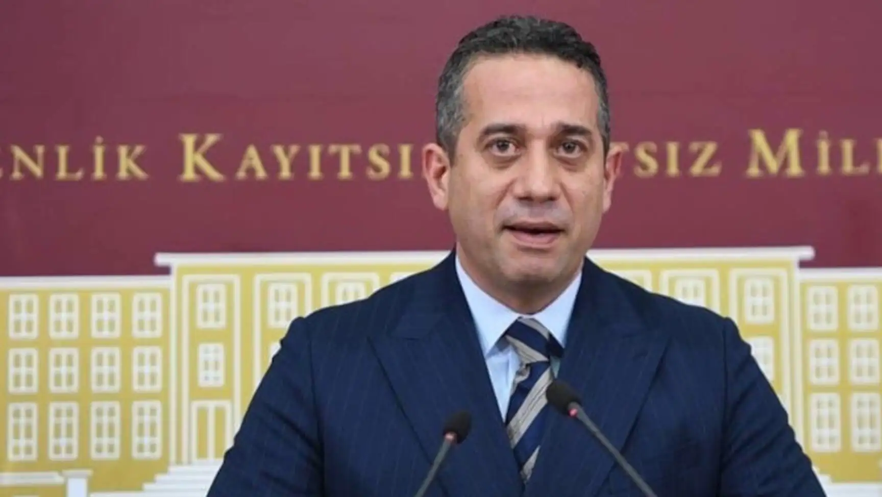 CHP lideri Özgür Özel, mitingde konuşma yapıyor.