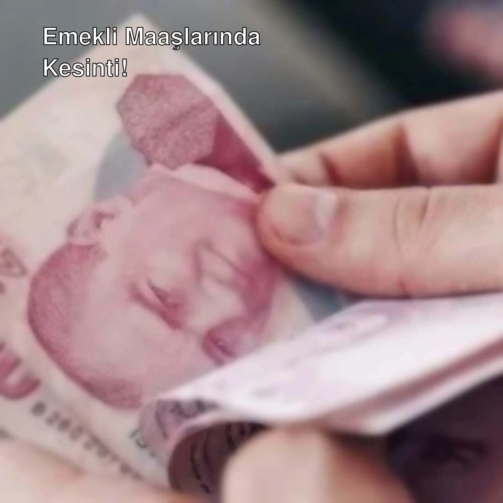 Bir kişi para tutuyor. Bir kişi para tutuyor.