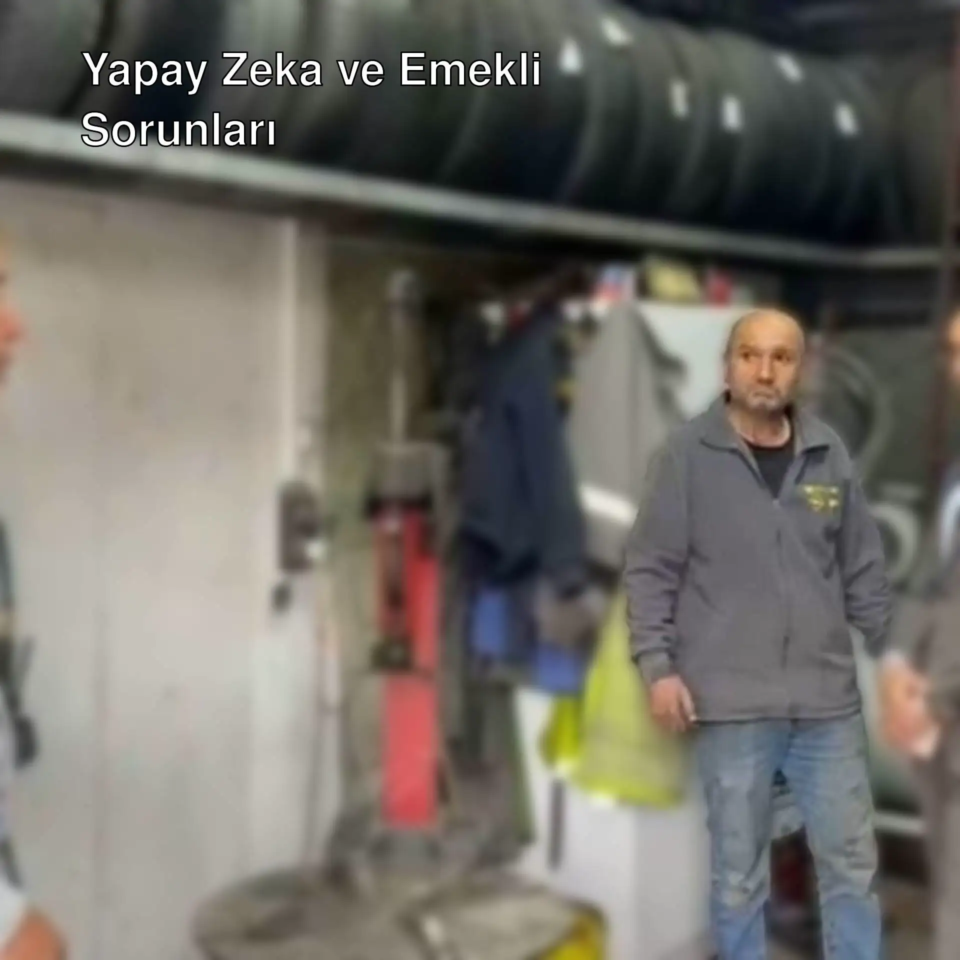 Bir grup adam garajda duruyor. Bir grup adam garajda duruyor.