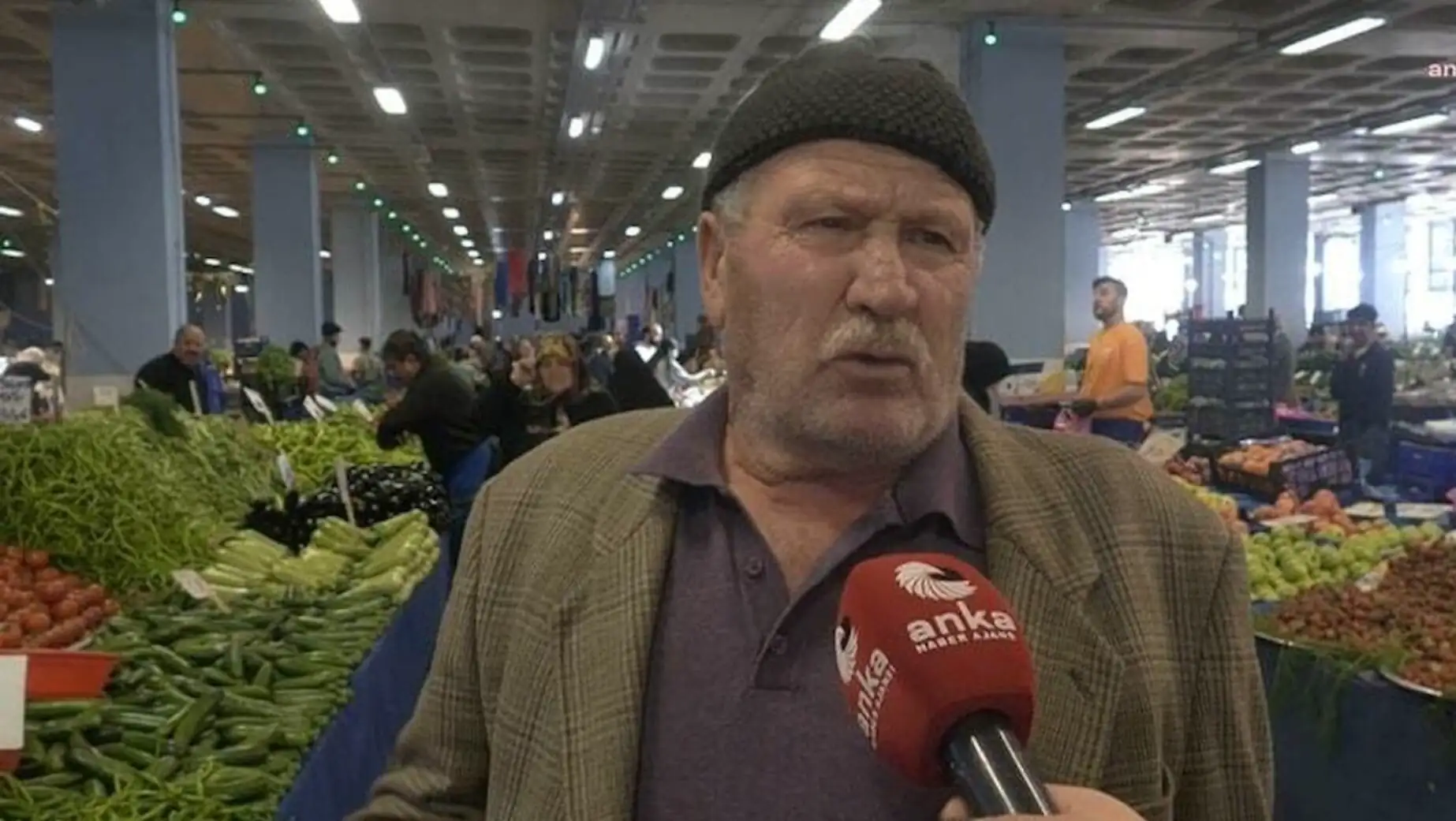 Bir adam mikrofon tutuyor. Bir adam mikrofon tutuyor.