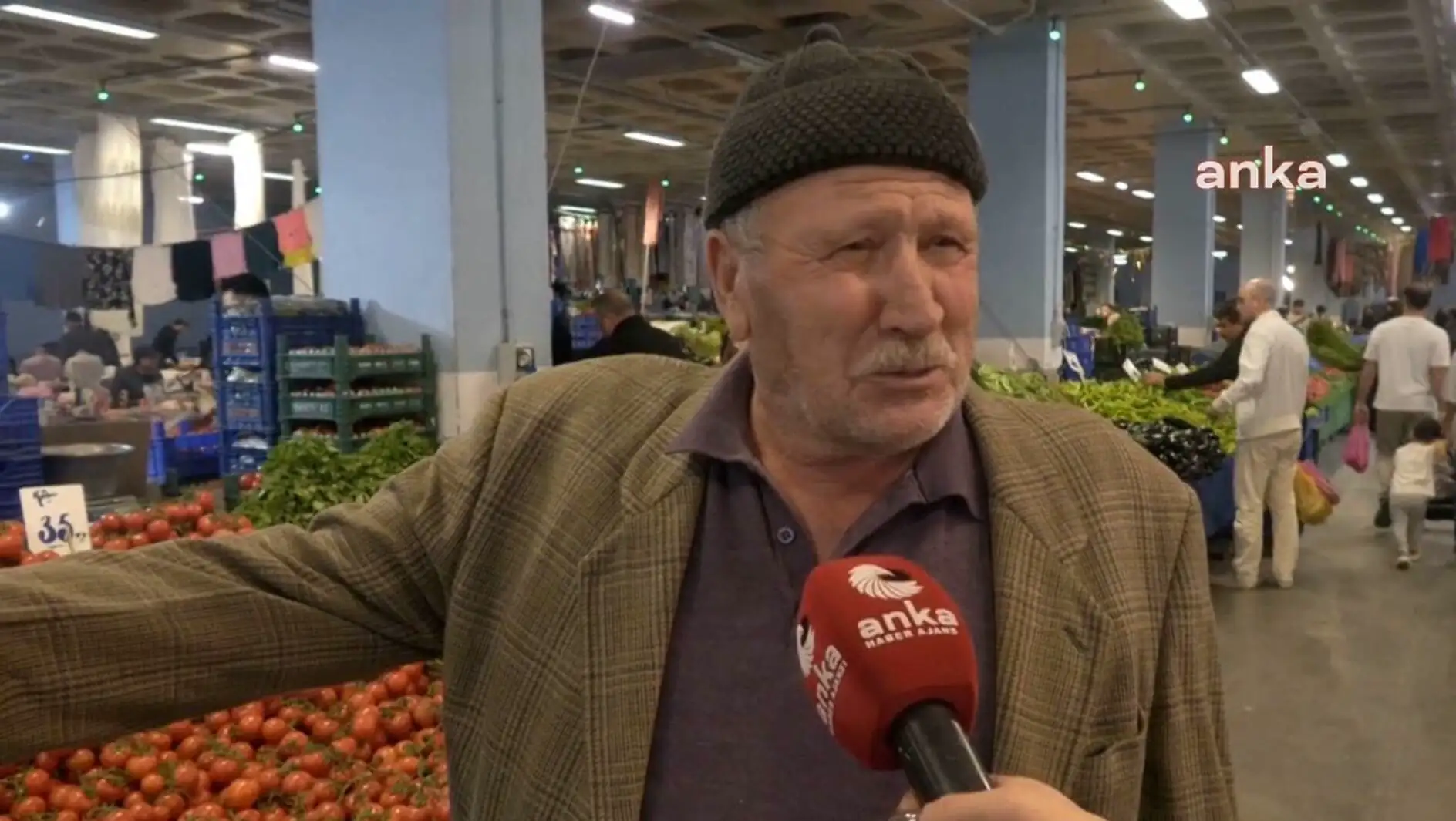 Bir adam mikrofon tutarak konuşuyor. Bir adam mikrofon tutarak konuşuyor.