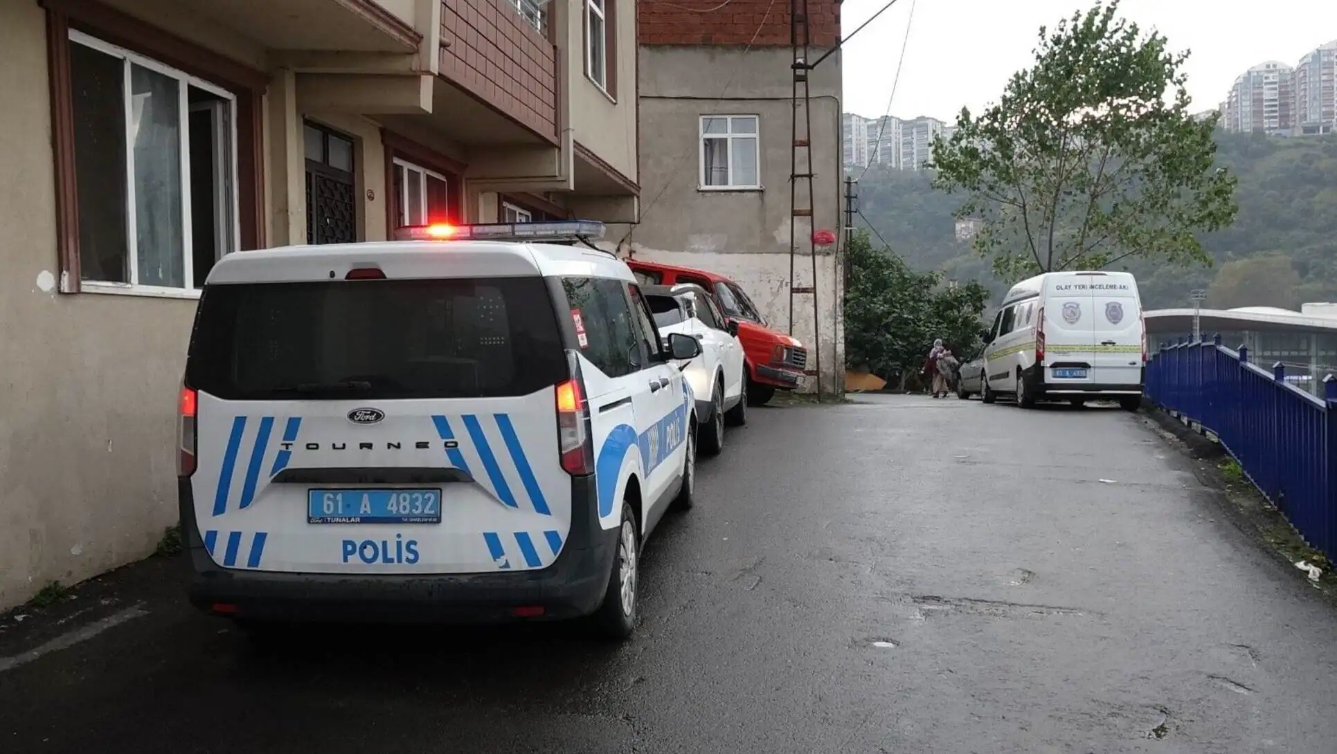 Olay yerinde park etmiş araçlar. Olay yerinde park etmiş araçlar.