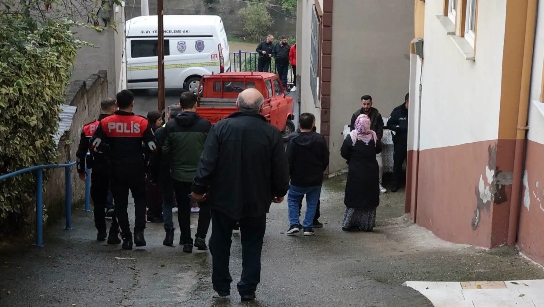 Olay yerinde yürüyen insanlar. Olay yerinde yürüyen insanlar.