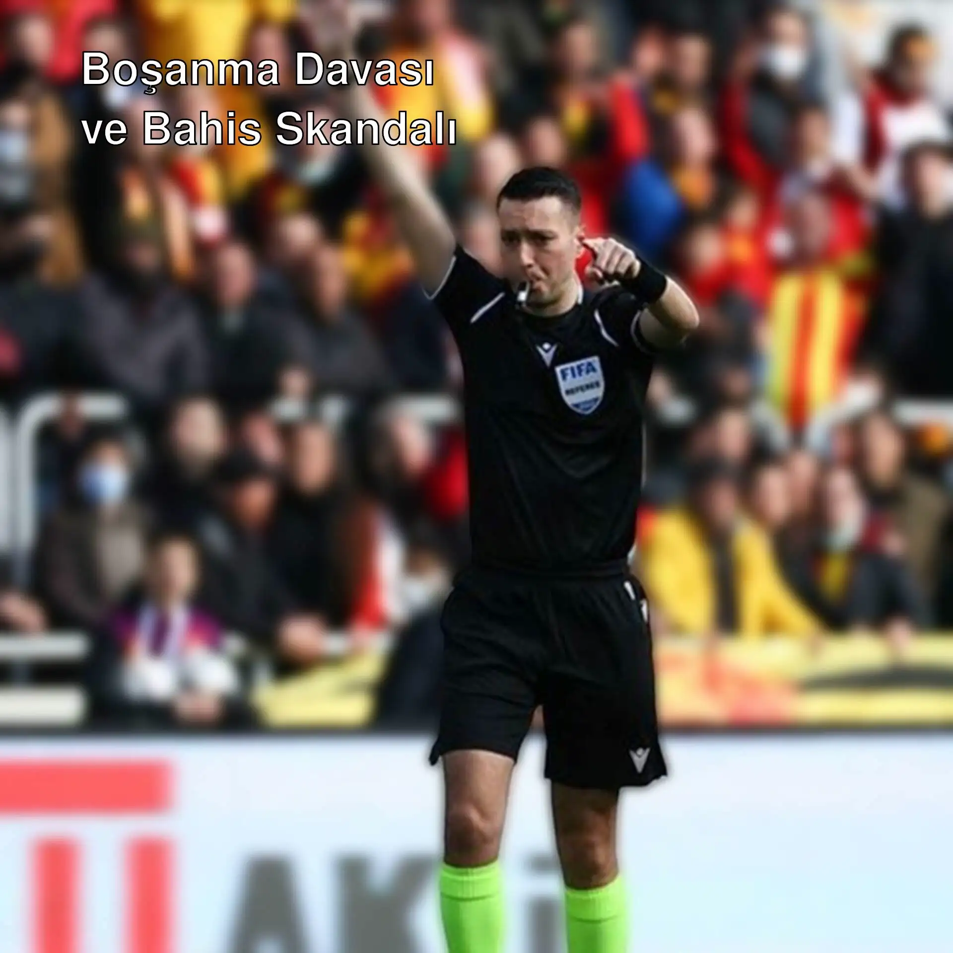 Bir futbol hakemi kollarını kaldırıyor.