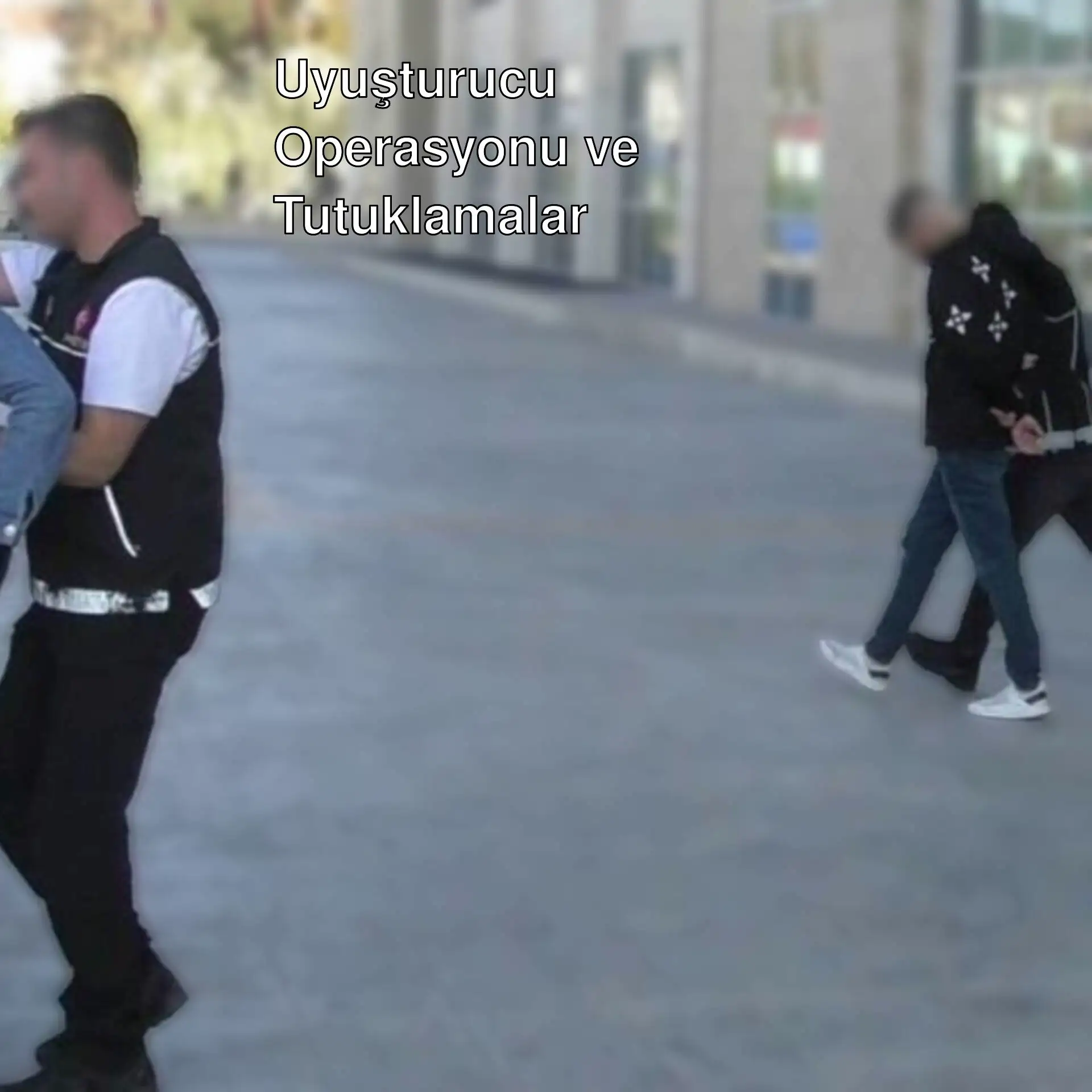 Uşak'ta uyuşturucu operasyonu sonrası tutuklanan kişiler. Uşak'ta uyuşturucu operasyonu sonrası tutuklanan kişiler.