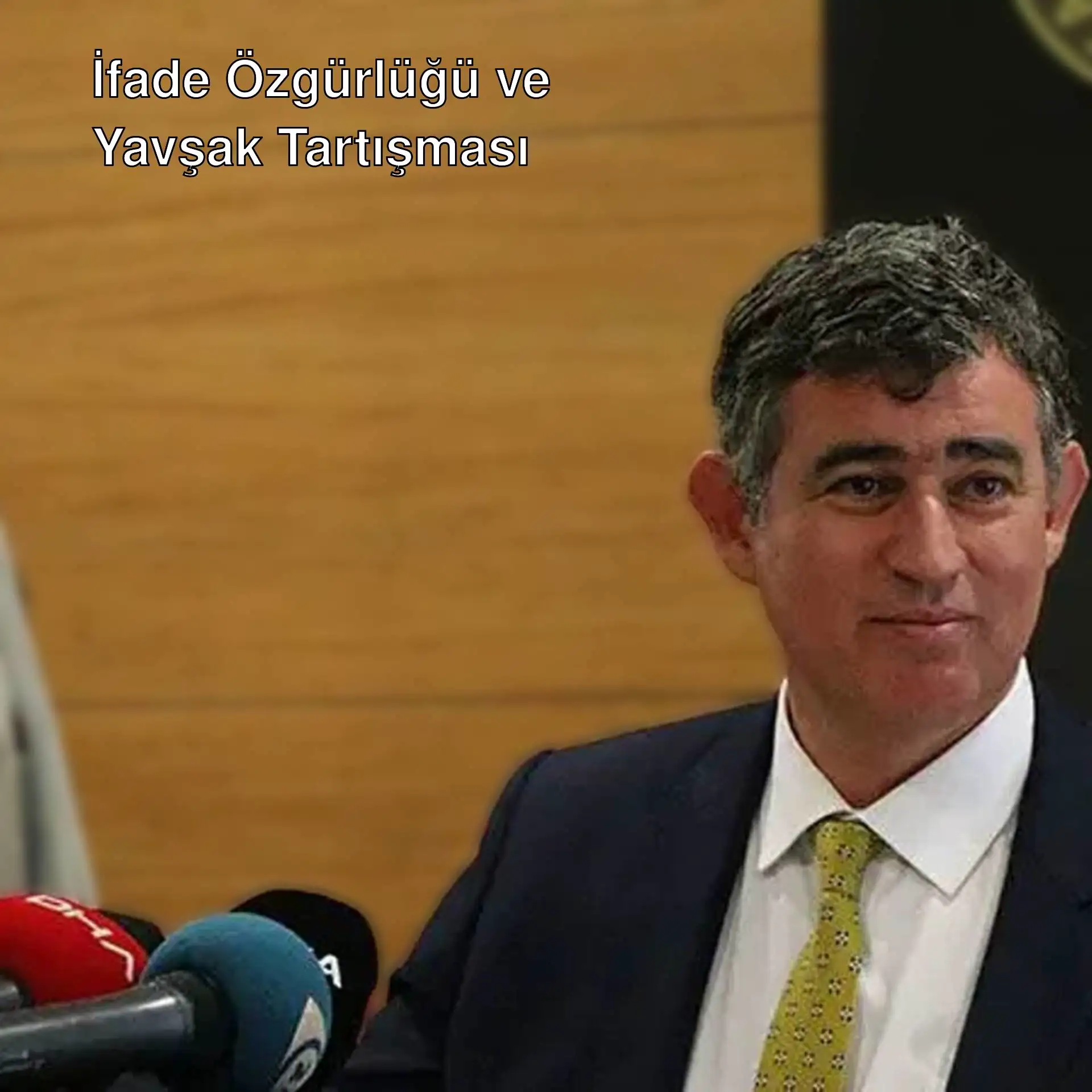 Bir adam takım elbise giymiş. Bir adam takım elbise giymiş.