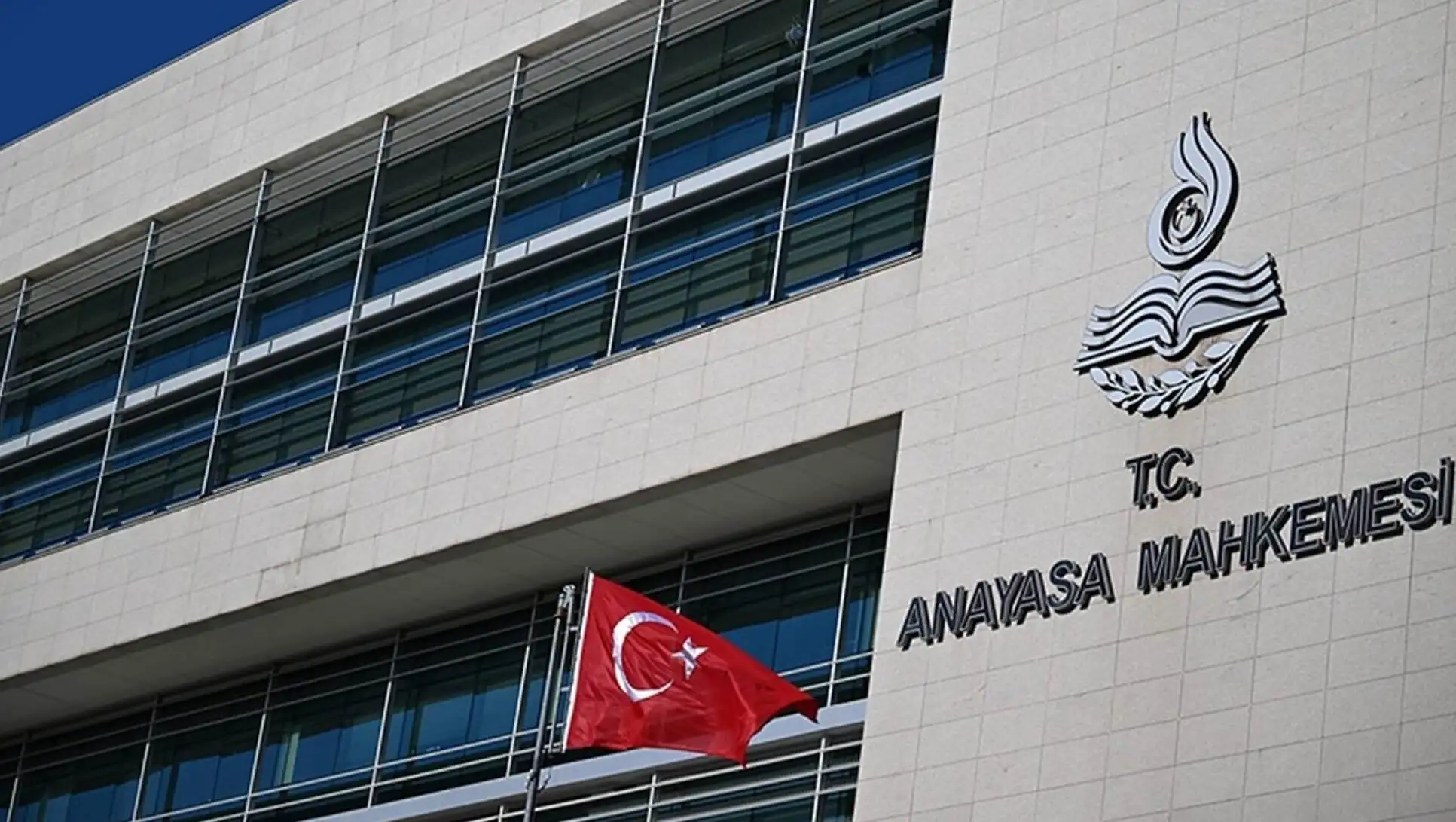 Bir binanın üzerinde bayrak. Bir binanın üzerinde bayrak.