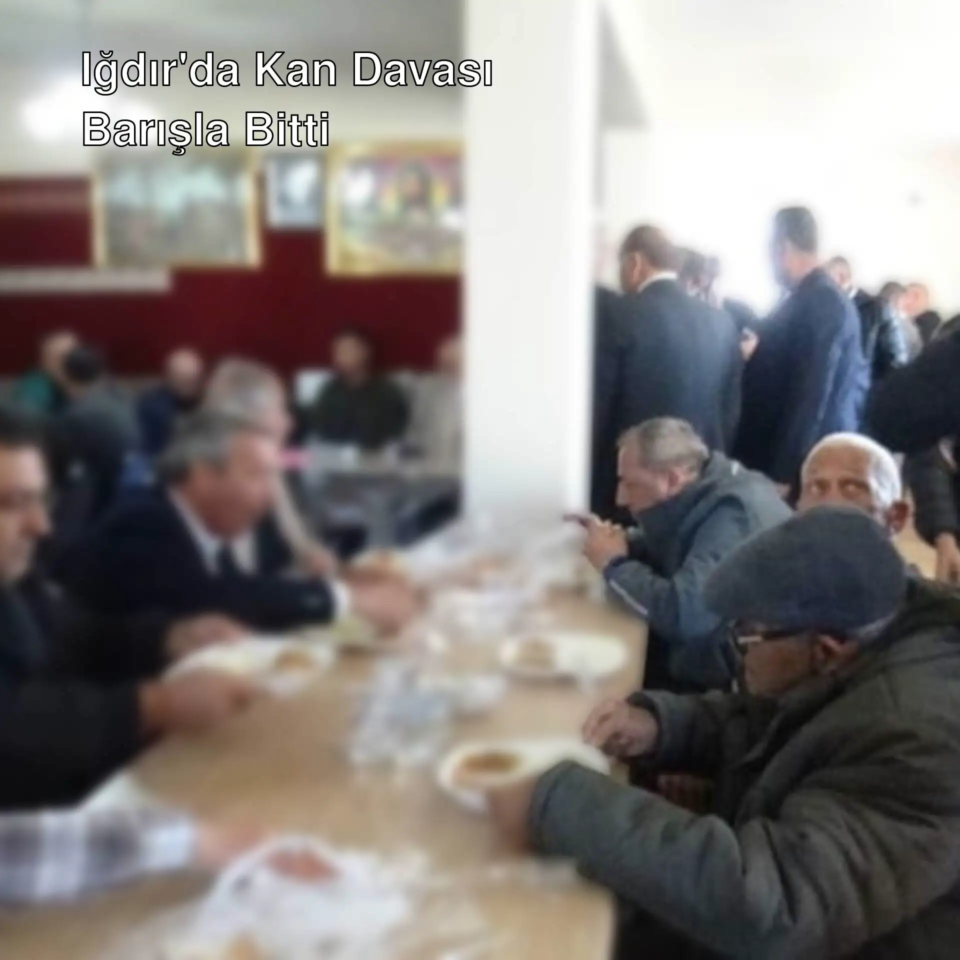 Bir grup insan masada yemek yiyor.